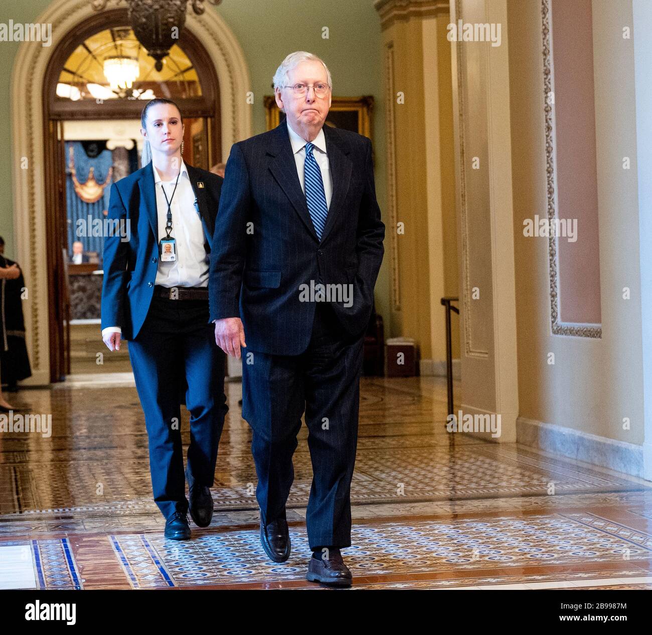 US-Senator Mitch McConnell (R-KY) geht in Richtung Senatskammer. Stockfoto