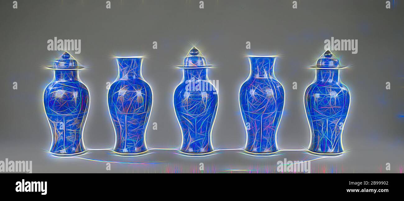 Kunst Elemente Vase mit Pulver blau und blühende Pflanzen und Tiere, die in der Dekoration, Kunst Elemente-förmige Vase mit langen, Verbreitung Hals, in unterglasur blau und gold Glasur gemalt. Die Vase ist bedeckt mit Bleu poudré (Pulver blau) und mit drei Zeilen der Kammern eingerichtet: Die untere Zeile hat eine andere blühende Pflanze oder Baum in jedes Fach neben einem Rock mit Insekten, die zweite Zeile wird auch mit vier verschiedenen Blütenpflanzen (Lotus, Chrysantheme, Prunus, päonie) mit Vögeln und/oder Schmetterlingen. Vier Fächer mit unterschiedlichen Blume Sprays und Schmetterlinge um den Hals, einem Dou Stockfoto