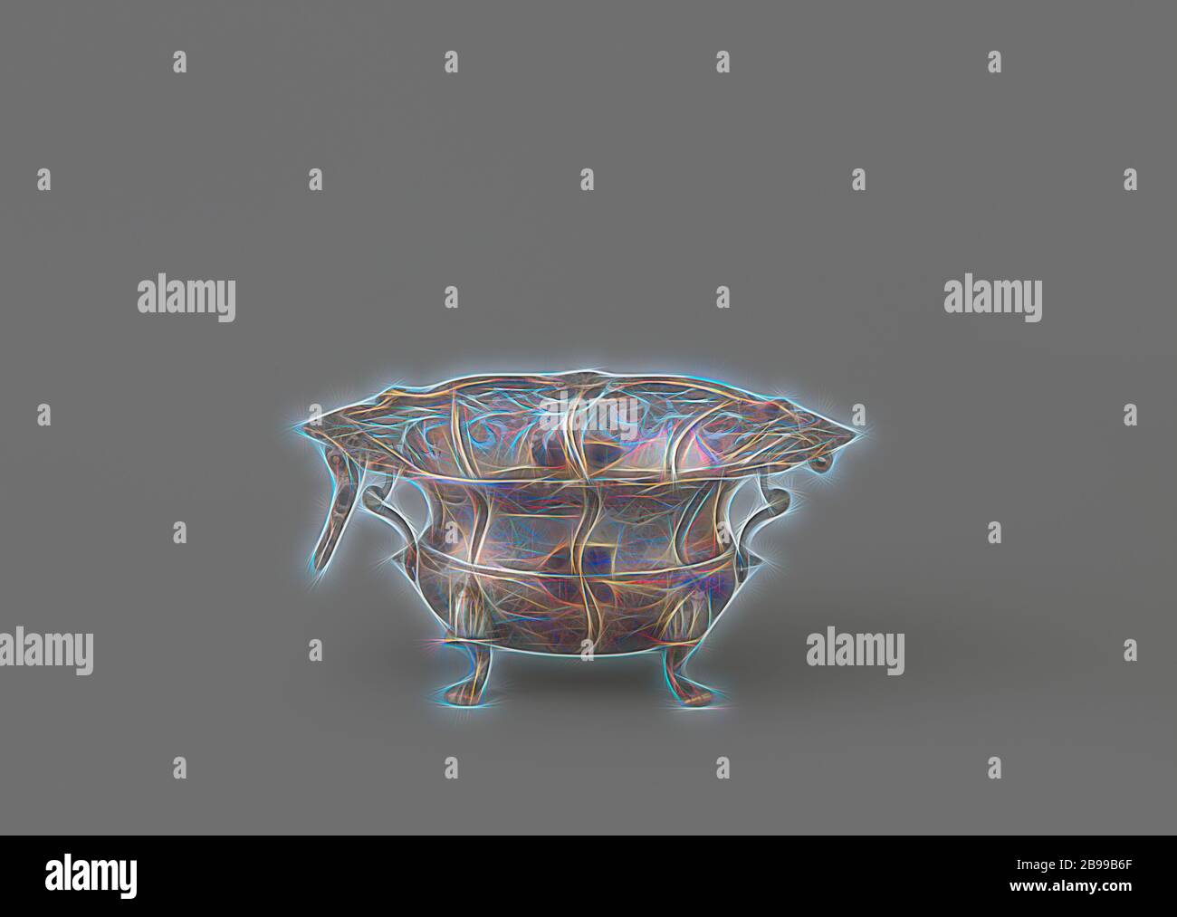Salzbehälter (?) Aus Silber in Form eines Kühlgefäßes mit gebogener Kante mit Ästen beim Sägen, Salzgefäß aus Silber, in Form eines Kühlgefäßes. Die geschwungene Kante wird bei Sägearbeiten mit Ästen verziert. Herstellermarke: Hammer zwischen den Buchstaben P und V., anonym, Amsterdam, 1744, Silber (Metall), H 5.0 cm × l 11.5 cm × B 9.5 cm × B 104 gr, neu gestaltet von Gibon, Design von warmen fröhlich glühenden Helligkeit und Lichtstrahlen Ausstrahlung. Klassische Kunst neu erfunden mit einem modernen Twist. Fotografie inspiriert von Futurismus, umarmt dynamische Energie der modernen Technologie, Bewegung, Geschwindigkeit und revo Stockfoto