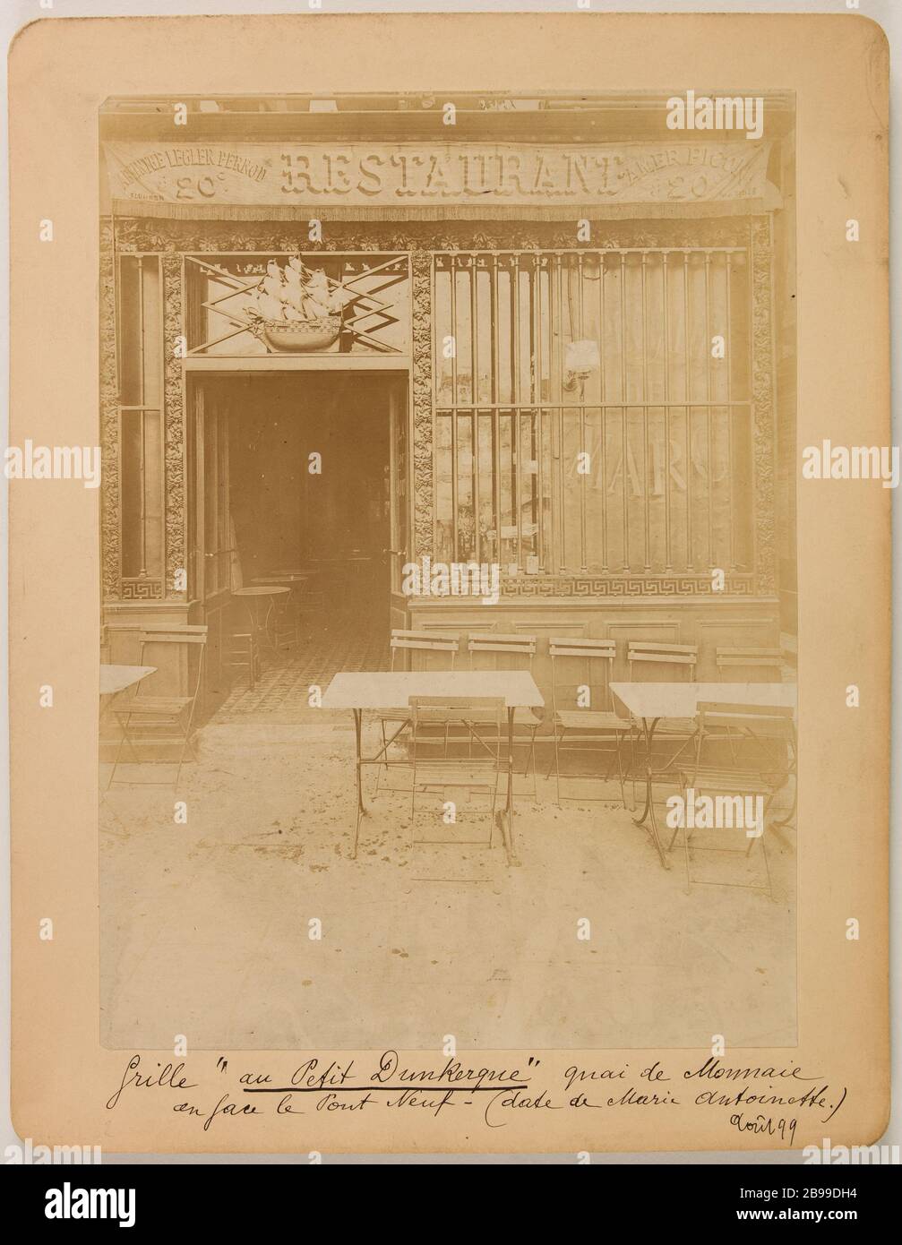Grille 'au Petit dunkerque' quai de Monnaie en Face du Pont Neuf - (date de Marie Anteinette.) août 99. Au petit Dunkerque, 3 quai de Conti, 6ème-Bezirk, Paris Albert Brichaut. Grille 'au Petit dunkerque' quai de Monnaie en Face du Pont Neuf - (date de Marie Anteinette.) août 99. Au petit Dunkerque, 3 quai de Conti, 6ème-Bezirk, Paris. Aristoteles à la gélatine (avec vernis ?). 1899. Paris, musée Carnavalet. Stockfoto