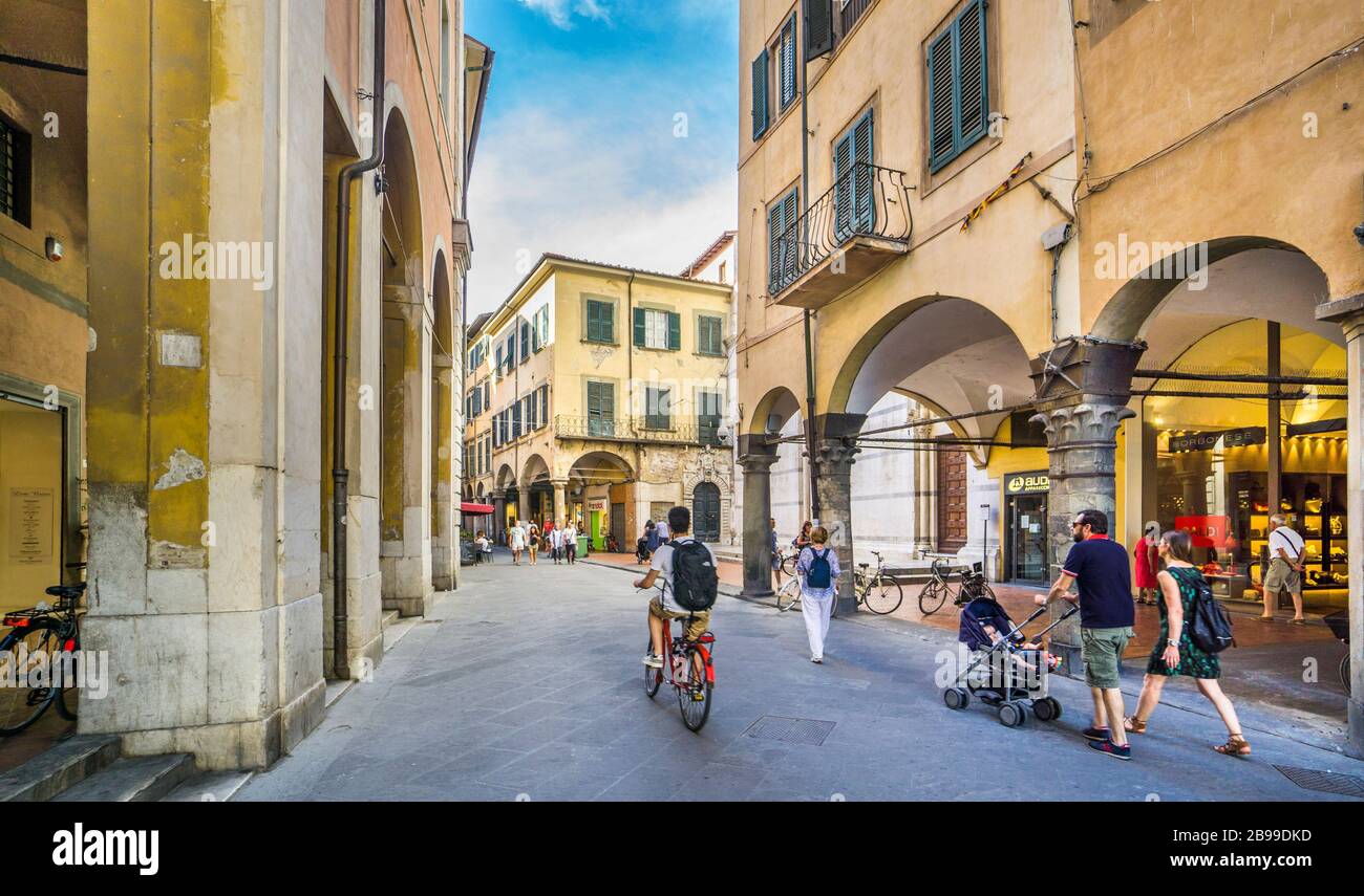Der von Cafés und Geschäften gesäumte Arkadenborgo Stretto ist eine beliebte Gaste in den alten Teilen von Pisa, der Toskana, Italien Stockfoto