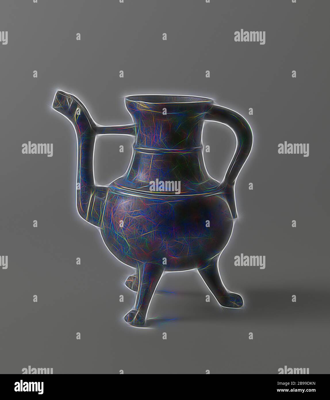 Kanne auf drei Kralle Füße und Ausguss in tierischen Kopf. Die Kanne, die als Ganzes geworfen wird, steht auf drei Beinen, die mit Kralle Füße gestellt werden. Die Beine sind sechseckig. Die hintere Oberfläche ist leicht erodiert. Das Objekt hat eine konvexe, leicht flachen Bauch und Hals. Der Übergang vom Abdomen bis zu Beginn der Hals ist durch eine Rippe gekennzeichnet, das Zentrum der Hals durch eine Rippe, das Ende des Halses durch einen Kragen. Dies hat eine runde, aber leicht scharfe Kante nach außen. Der Auslauf, die auf dem Bauch durch eine Rippe-förmige Erweiterung angeordnet wird, ist senkrecht nach oben gerichtet. Er beugt sich nach außen mit dem e Stockfoto