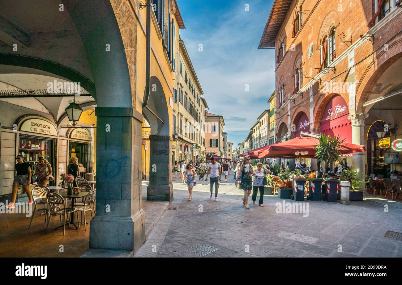 Der von Cafés und Geschäften gesäumte Arkadenborgo Stretto ist eine beliebte Gaste in den alten Teilen von Pisa, der Toskana, Italien Stockfoto