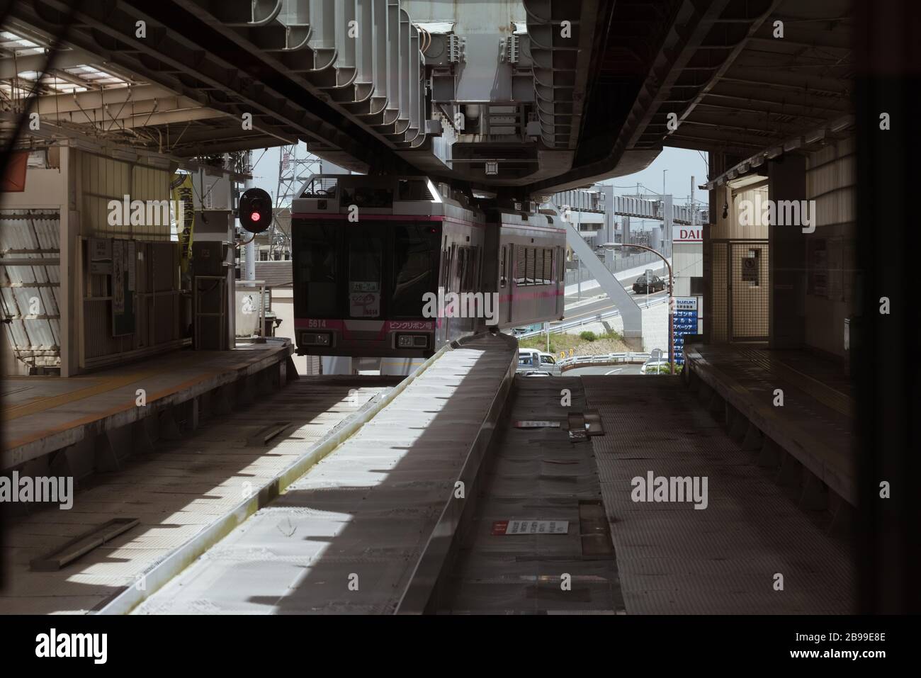 Kamakura, Shonan, Kanagawa/Japan-20. Mai 2019: Der schöne Blick auf die Straßenlandschaft von der Innenseite der Shonan-Einschienenbahn Stockfoto