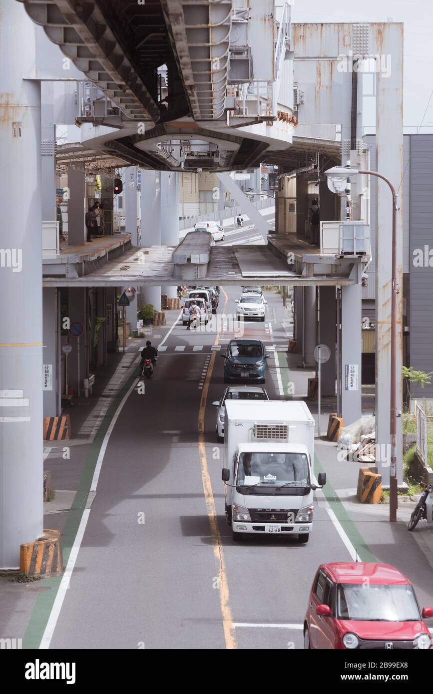 Kamakura, Shonan, Kanagawa/Japan-20. Mai 2019: Der schöne Blick auf die Straßenlandschaft von der Innenseite der Shonan-Einschienenbahn Stockfoto