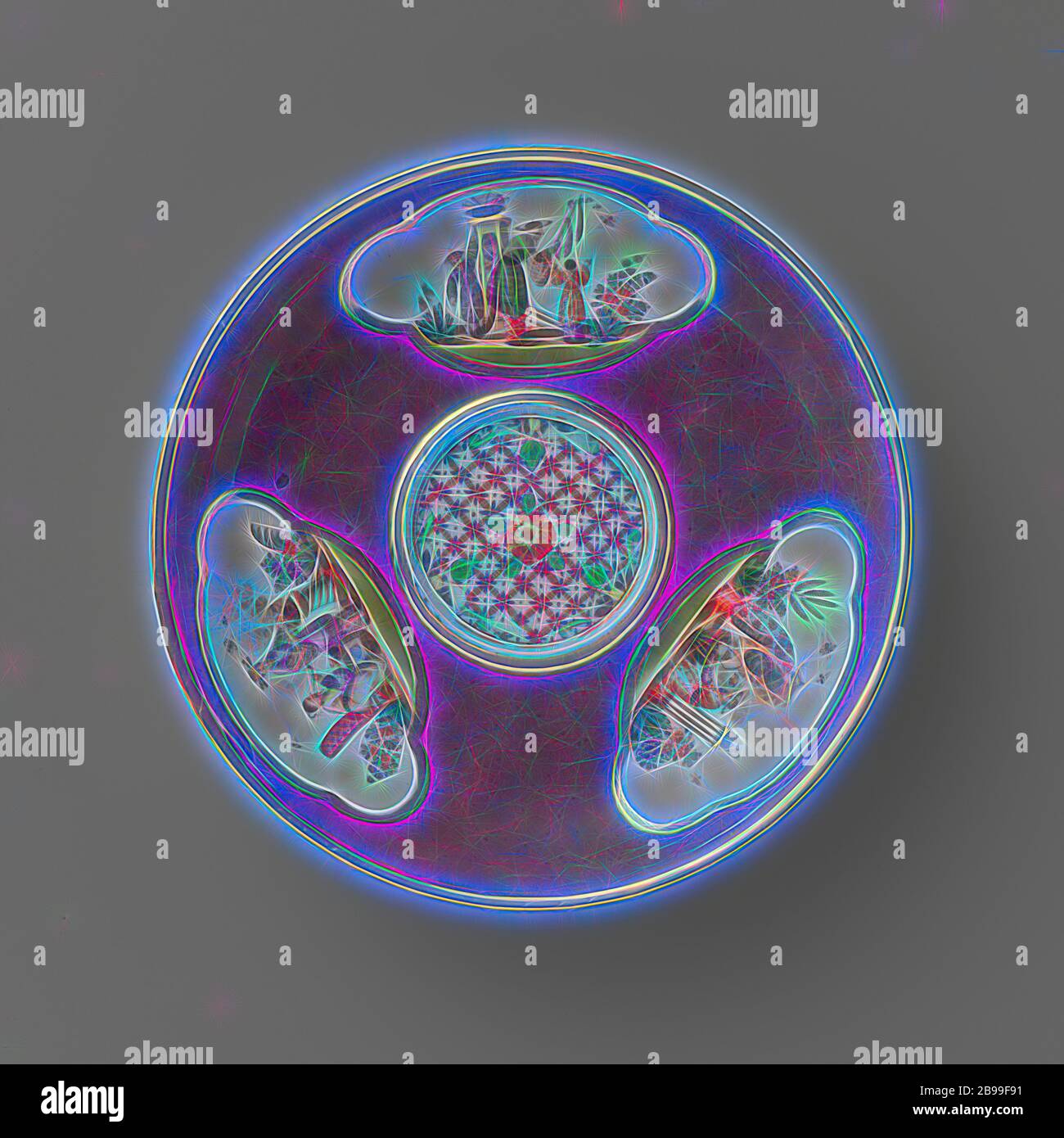 Platte, mehrfarbig, bemalt mit Chinoiserien in Vierpass-Schnitten in einem violetten Vorrat, Platte aus bemaltem Porzellan. Die Schale ist mit einem violetten Brühe bedeckt. Der Fußring und der Rand sind vergoldet und in der Mitte hat die Schale einen erhöhten Ring mit einem goldenen Rand. Innerhalb dieses Ringes ist ein rotes Netz mit violetten Blüten am Rand und einem roten in der Mitte gemalt. Das cshotel ist mit drei Höroldt-Chinoiserien in vier eingelassenen Pässen dekoriert. Das Gericht ist markiert., Meissener Porzellan Manufaktur, Meissen, c. 1730 - c. 1735, Porzellan (Material), H 2.9 cm × T 17.5 cm, neu gestaltet von Gibon, Design o Stockfoto