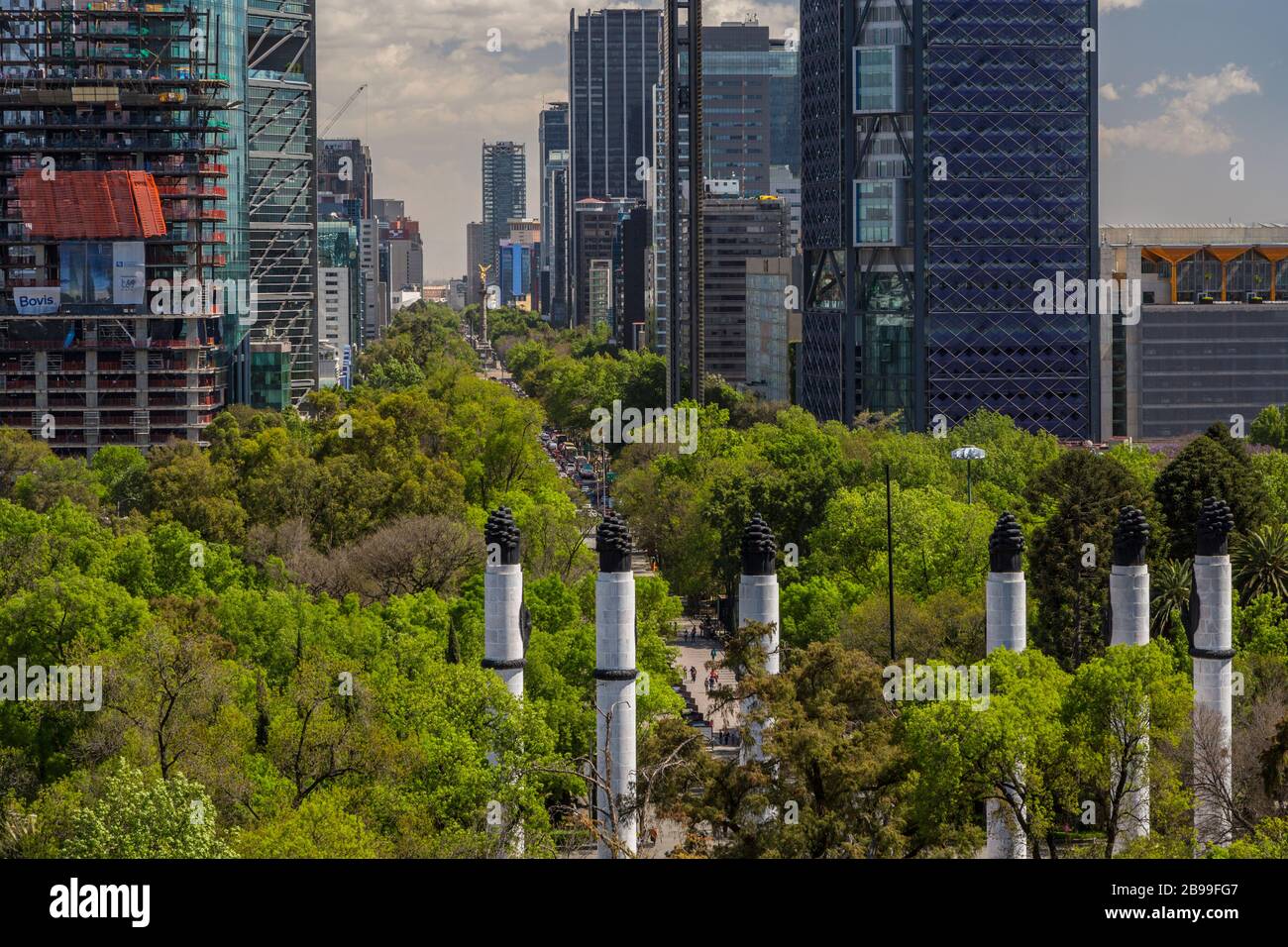 Die Skyline von Paseo de la Reforma zeigt moderne Hochhäuser im Herzen von Mexiko-Stadt, Mexiko Stockfoto