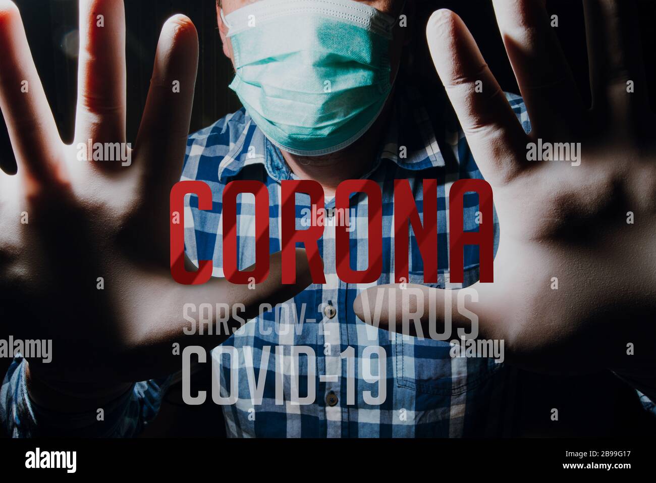 Affraid Mann Hände soziale Distanzierung mit medizinischen Handschuhen und Maske zum Schutz vor Corona-Virus Kovid-19 Stockfoto