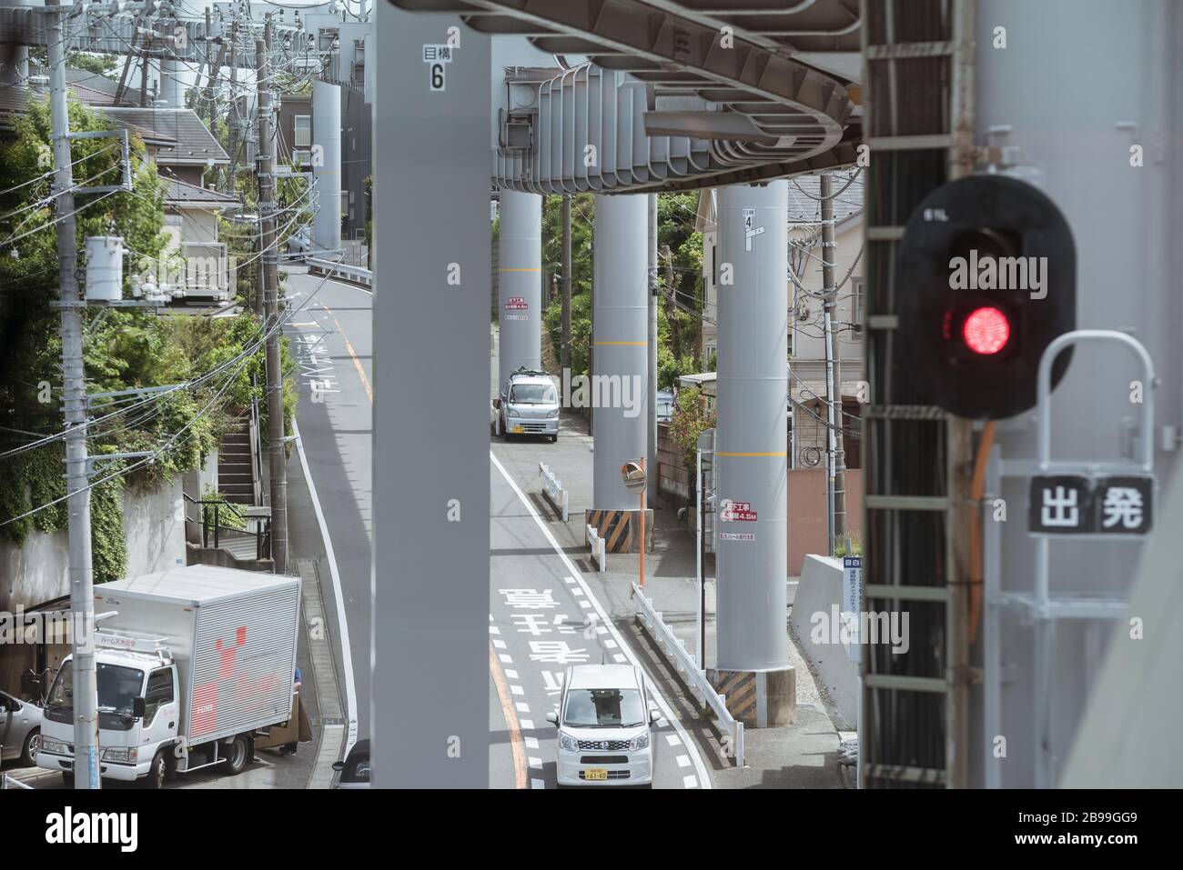 Kamakura, Shonan, Kanagawa/Japan-20. Mai 2019: Der schöne Blick auf die Straßenlandschaft von der Innenseite der Shonan-Einschienenbahn Stockfoto