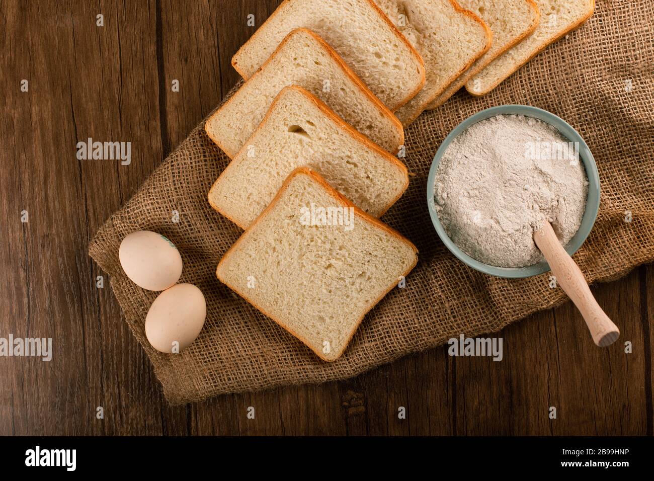 Brotscheiben mit einer Schüssel aus Mehl und Eiern Stockfoto