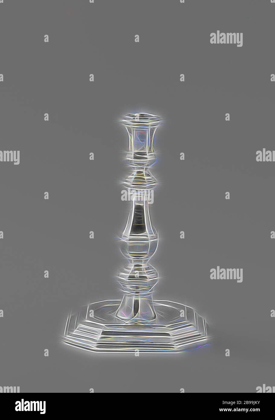 Kerzenständer mit balusterförmigem Stamm und quadratischem Sockel mit abgeschrägten Ecken, silberner Kerzenständer. Die quadratische, profilierte, verjüngende Basis hat abgeschrägte Ecken und ruht auf einer geraden Wand. In der flachen Oberseite gibt es einen runden Boden, von dem die Oberseite des Fußes, auch artikuliert durch einen Ring, steigt. Auf diesem ruhen der balusterförmige Stamm und der vaseförmige Kerzenhalter, beide wiederum quadratisch mit abgeschrägten Ecken und beide reich profiliert., Pieter de Keen (zugeschrieben), Amsterdam, 1718, Silber (Metall), H 18.6 cm × B 12.0 cm × T 12.0 cm B 12.0 cm × T 12.0 cm B 467 gr, neu gestaltet von Gibon, Design o Stockfoto Kerzenständer mit balusterförmigem Stamm und quadratischem Sockel mit abgeschrägten Ecken, silberner Kerzenständer. Die quadratische, profilierte, verjüngende Basis hat abgeschrägte Ecken und ruht auf einer geraden Wand. In der flachen Oberseite gibt es einen runden Boden, von dem die Oberseite des Fußes, auch artikuliert durch einen Ring, steigt. Auf diesem ruhen der balusterförmige Stamm und der vaseförmige Kerzenhalter, beide wiederum quadratisch mit abgeschrägten Ecken und beide reich profiliert., Pieter de Keen (zugeschrieben), Amsterdam, 1718, Silber (Metall), H 18.6 cm × B 12.0 cm × T 12.0 cm B 12.0 cm × T 12.0 cm B 467 gr, neu gestaltet von Gibon, Design o Stockfoto