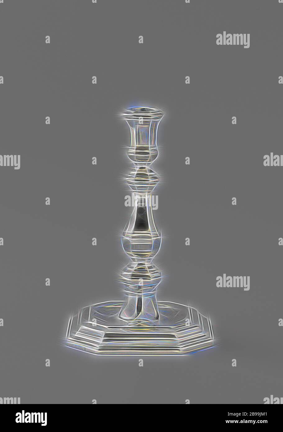 Kerzenständer mit balusterförmigem Stamm und quadratischem Sockel mit abgeschrägten Ecken, silberner Kerzenständer. Die quadratische, profilierte, verjüngende Basis hat abgeschrägte Ecken und ruht auf einer geraden Wand. In der flachen Oberseite gibt es einen runden Boden, von dem die Oberseite des Fußes, auch artikuliert durch einen Ring, steigt. Auf diesem ruhen der balusterförmige Stamm und der vaseförmige Kerzenhalter, beide wiederum quadratisch mit abgeschrägten Ecken und beide reich profiliert., Pieter de Keen (zugeschrieben), Amsterdam, 1718, Silber (Metall), H 18.6 cm × B 12.0 cm × T 12.0 cm B 12.0 cm × T 12.0 cm B 453 gr, neu gestaltet von Gibon, Design o Stockfoto Kerzenständer mit balusterförmigem Stamm und quadratischem Sockel mit abgeschrägten Ecken, silberner Kerzenständer. Die quadratische, profilierte, verjüngende Basis hat abgeschrägte Ecken und ruht auf einer geraden Wand. In der flachen Oberseite gibt es einen runden Boden, von dem die Oberseite des Fußes, auch artikuliert durch einen Ring, steigt. Auf diesem ruhen der balusterförmige Stamm und der vaseförmige Kerzenhalter, beide wiederum quadratisch mit abgeschrägten Ecken und beide reich profiliert., Pieter de Keen (zugeschrieben), Amsterdam, 1718, Silber (Metall), H 18.6 cm × B 12.0 cm × T 12.0 cm B 12.0 cm × T 12.0 cm B 453 gr, neu gestaltet von Gibon, Design o Stockfoto