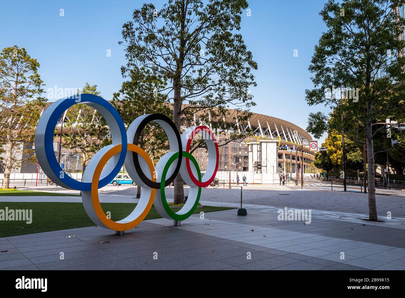 Tokio, Japan - 21.2020: Das Logo der Olympischen Spiele im Tokyo Museum und das neue Nationalstadion im Hintergrund. Stockfoto