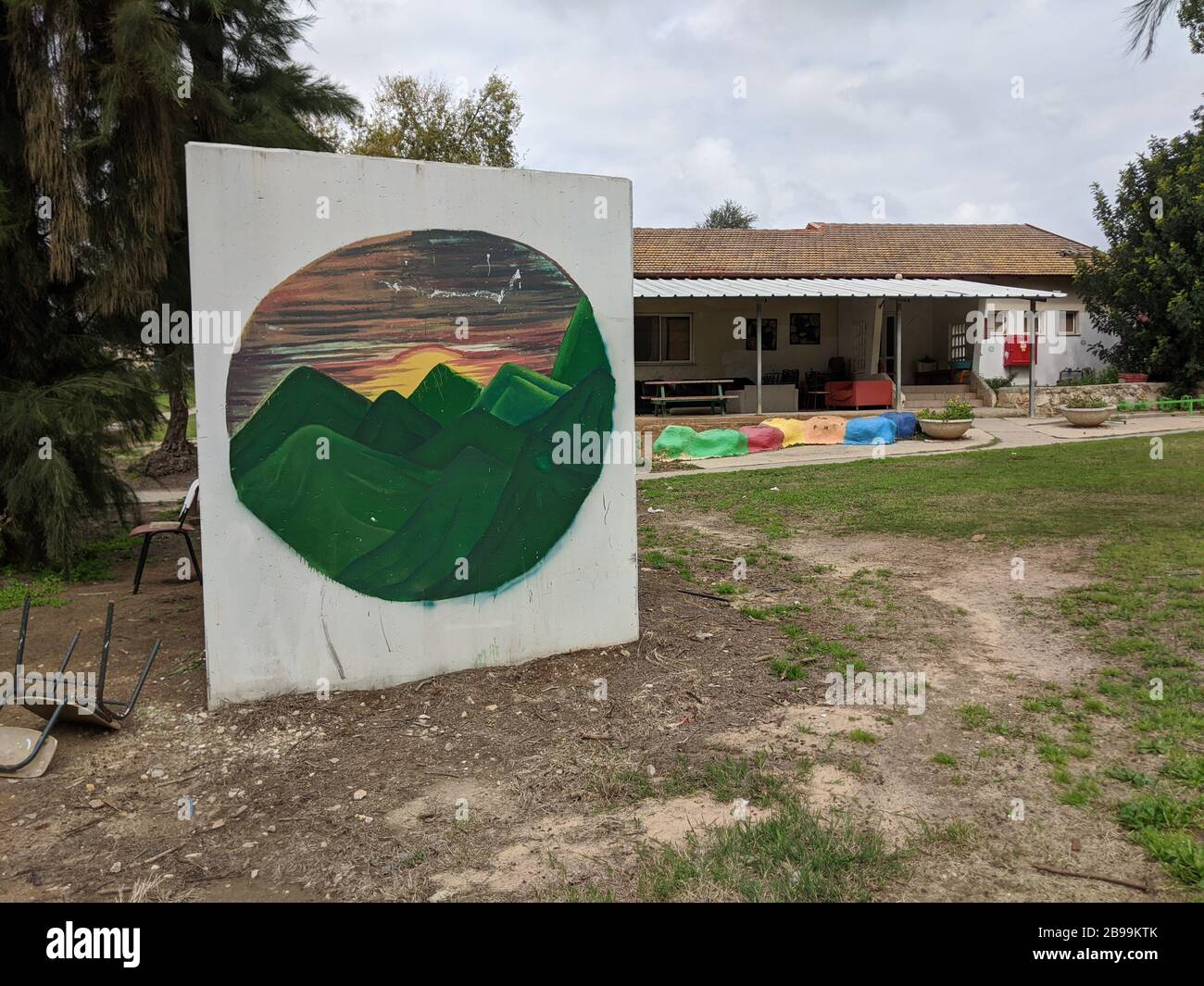 Raketenunterkunft neben Kindergarten, Israel Stockfoto