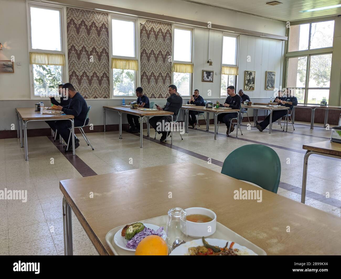 Cafeteria mit Sitzplätzen unter Beachtung der Regeln für soziale Entfernungen in Israel Stockfoto