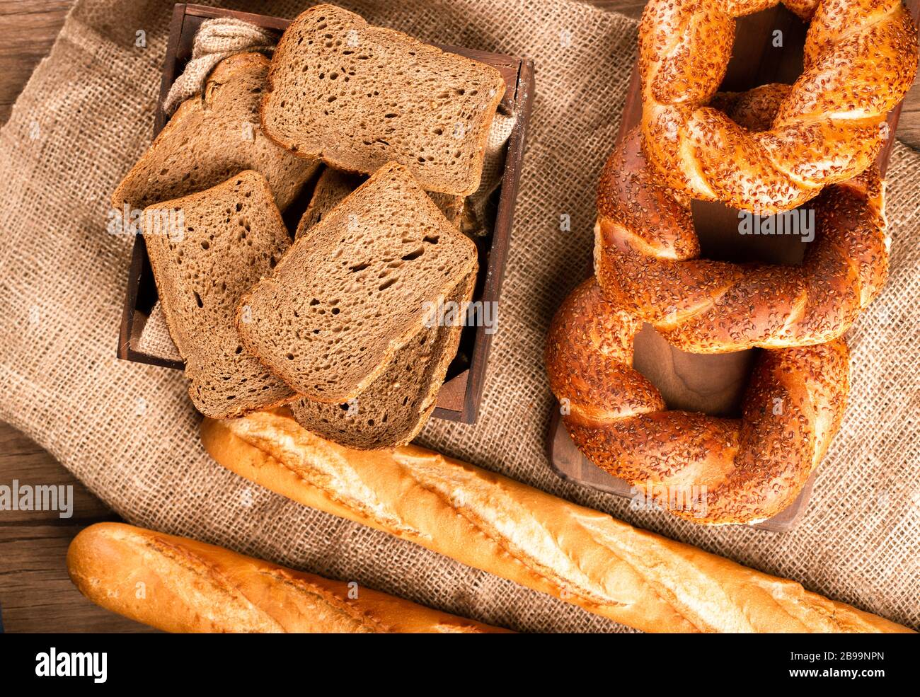 Türkische Bagels mit französischem Baguette und Brotscheiben im Karton Stockfoto