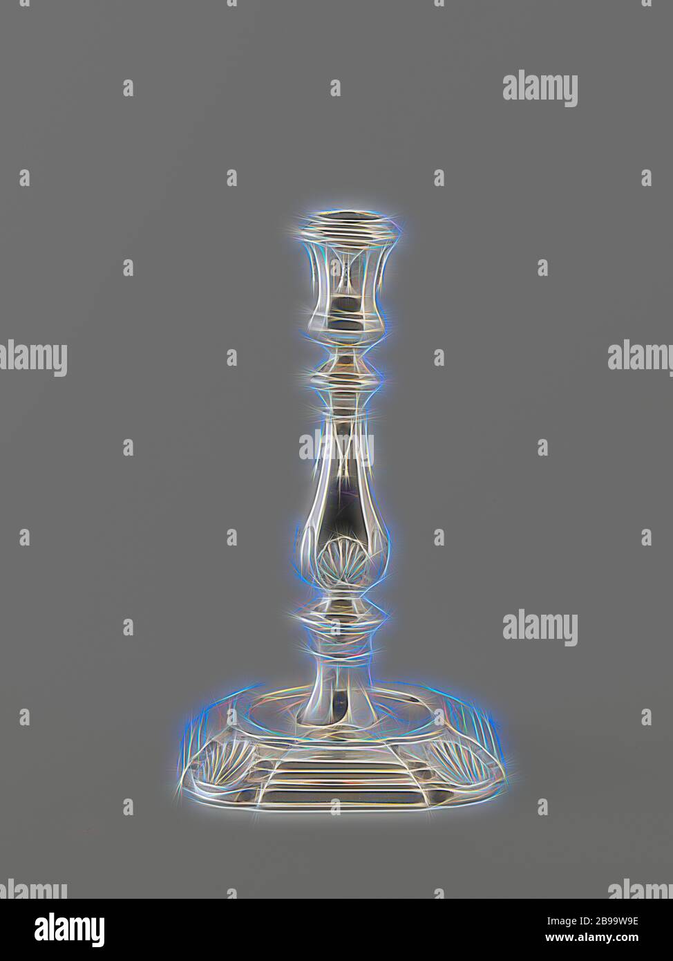 Kerzenständer auf einem quadratischen Sockel mit versenkten, runde Ecken mit Muscheln verziert, Leuchter aus Silber. Das Quadrat, profiliert, regenerierende Fuß versenkt hat, runde Ecken, die mit einer Shell eingerichtet sind. In der flachen Oberseite gibt es einen runden Boden, von dem aus die Oberseite des Fusses, auch durch einen Ring artikuliert, die durch einen Ring steigt artikuliert. Dies birgt eine flache Scheibe, auf der Marmor-baluster-förmigen Rumpf ruht. Sowohl die Stammzellen und die Vase-förmige Kerzenhalter sind quadratisch mit abgeschrägten Ecken, beide sind reich profiliert. Die vier Seiten des Trunk werden mit einer Shell an der Unterseite und an der Spitze eingerichtet, unter einem Stockfoto Kerzenständer auf einem quadratischen Sockel mit versenkten, runde Ecken mit Muscheln verziert, Leuchter aus Silber. Das Quadrat, profiliert, regenerierende Fuß versenkt hat, runde Ecken, die mit einer Shell eingerichtet sind. In der flachen Oberseite gibt es einen runden Boden, von dem aus die Oberseite des Fusses, auch durch einen Ring artikuliert, die durch einen Ring steigt artikuliert. Dies birgt eine flache Scheibe, auf der Marmor-baluster-förmigen Rumpf ruht. Sowohl die Stammzellen und die Vase-förmige Kerzenhalter sind quadratisch mit abgeschrägten Ecken, beide sind reich profiliert. Die vier Seiten des Trunk werden mit einer Shell an der Unterseite und an der Spitze eingerichtet, unter einem Stockfoto