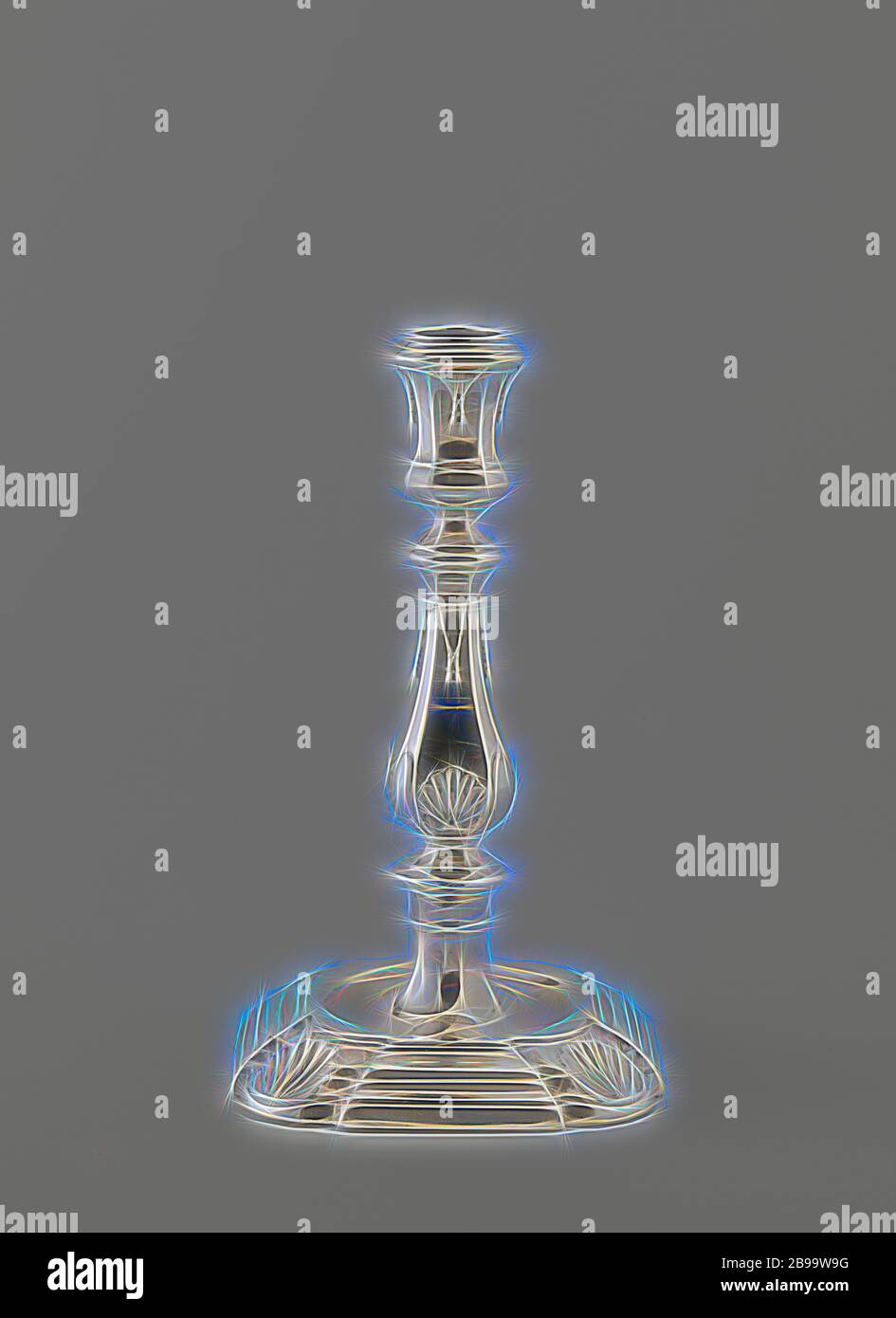 Kerzenständer auf einem quadratischen Sockel mit versenkten, runde Ecken mit Muscheln verziert, Leuchter aus Silber. Das Quadrat, profiliert, regenerierende Fuß versenkt hat, runde Ecken, die mit einer Shell eingerichtet sind. In der flachen Oberseite gibt es einen runden Boden, von dem aus die Oberseite des Fusses, auch durch einen Ring artikuliert, die durch einen Ring steigt artikuliert. Dies birgt eine flache Scheibe, auf der Marmor-baluster-förmigen Rumpf ruht. Sowohl die Stammzellen und die Vase-förmige Kerzenhalter sind quadratisch mit abgeschrägten Ecken, beide sind reich profiliert. Die vier Seiten des Trunk werden mit einer Shell an der Unterseite und an der Spitze eingerichtet, unter einem Stockfoto Kerzenständer auf einem quadratischen Sockel mit versenkten, runde Ecken mit Muscheln verziert, Leuchter aus Silber. Das Quadrat, profiliert, regenerierende Fuß versenkt hat, runde Ecken, die mit einer Shell eingerichtet sind. In der flachen Oberseite gibt es einen runden Boden, von dem aus die Oberseite des Fusses, auch durch einen Ring artikuliert, die durch einen Ring steigt artikuliert. Dies birgt eine flache Scheibe, auf der Marmor-baluster-förmigen Rumpf ruht. Sowohl die Stammzellen und die Vase-förmige Kerzenhalter sind quadratisch mit abgeschrägten Ecken, beide sind reich profiliert. Die vier Seiten des Trunk werden mit einer Shell an der Unterseite und an der Spitze eingerichtet, unter einem Stockfoto