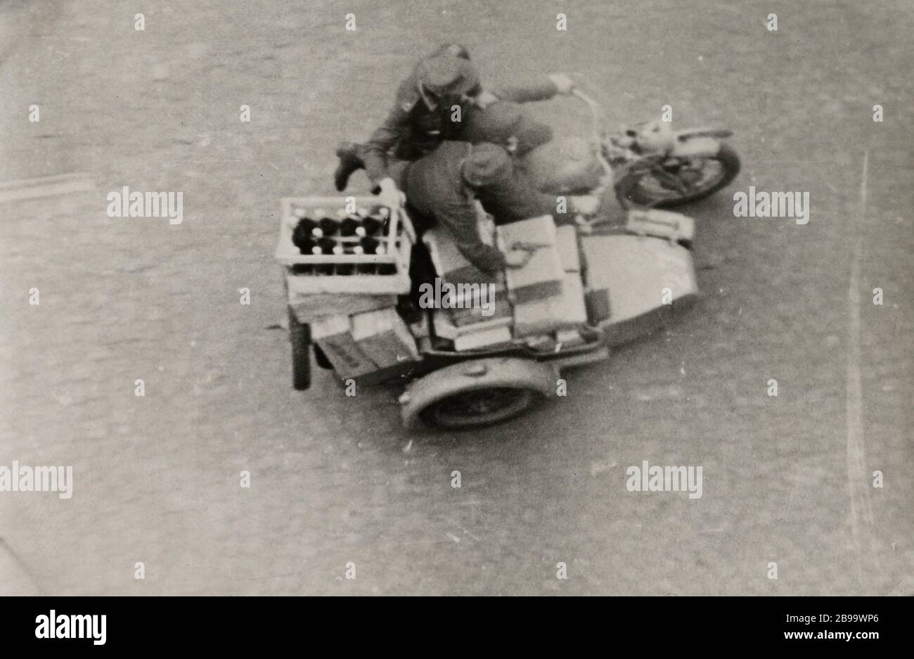 RELEASE PARIS, 19 AOUT 1944 - MILITÄRMOTORRAD MIT SIDECAR 'Libération de Paris, 19 août 1944 - Moto militär avec Seitenwagen". Photographie anonyme. Paris, musée Carnavalet. Stockfoto