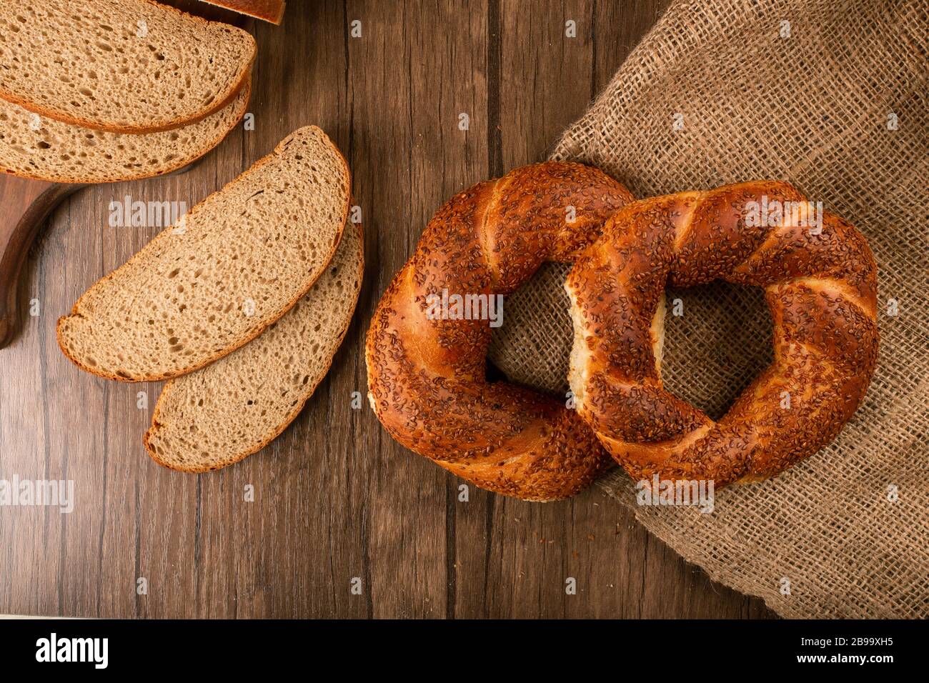 Bagels mit brauner Brotscheibe auf Tischdecke Stockfoto