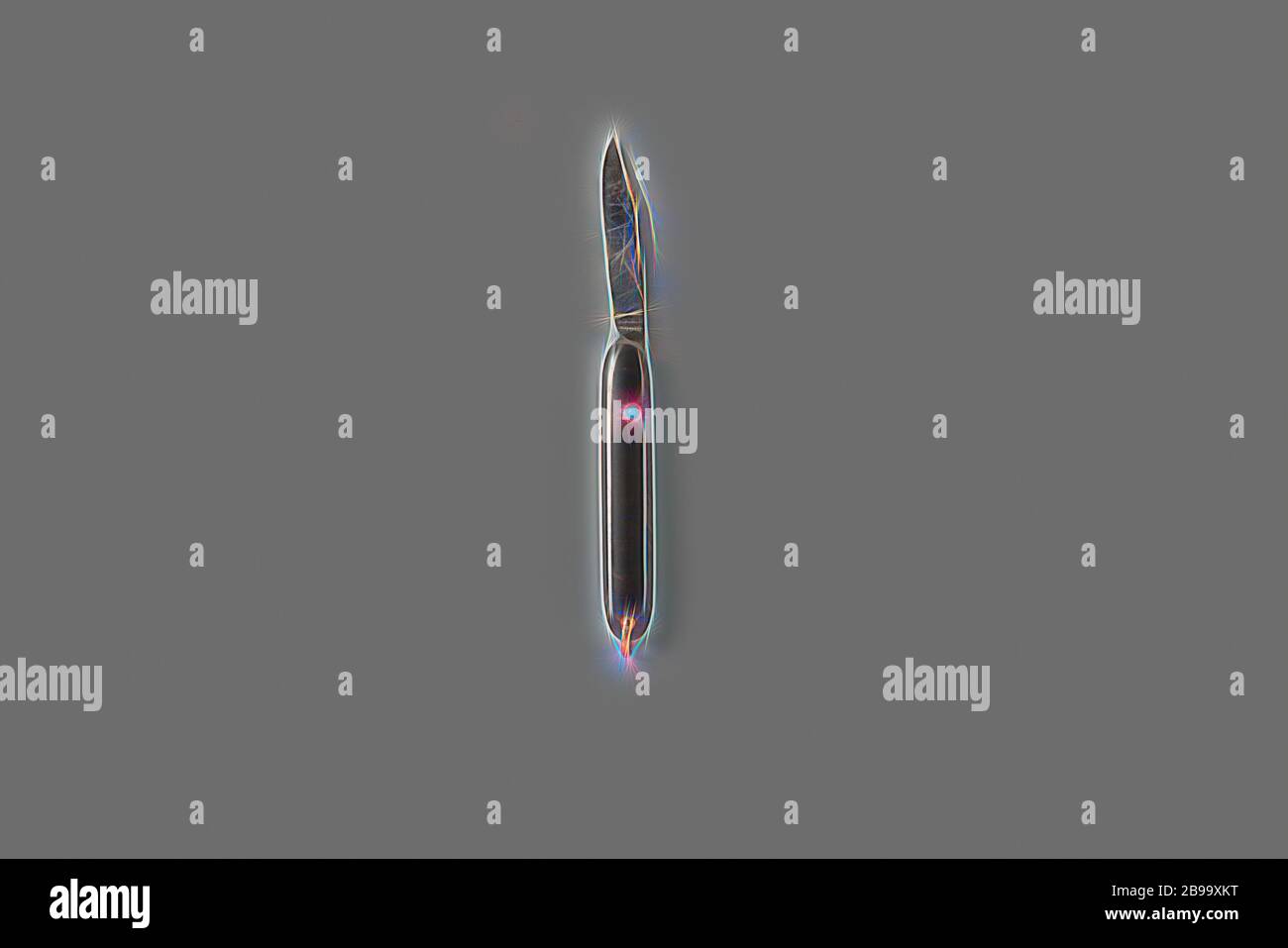 Schwarzes Bakelit-Taschenmesser (?), Schwarzes Bakelit-Taschenmesser (?) Mit einem goldenen Bügel für eine Herren-Uhrenkette und verziert mit einem Türkis., Anonym, Niederlande (möglicherweise), c. 1900 - c. 1905, Bakelite (TM), Lemmet, Kugel, decoratie, H 0.6 cm × l 6 cm × B 1 cm, neu gestaltet von Gibon, Design von warmen fröhlich glühen von Helligkeit und Lichtstrahlen Ausstrahlung. Klassische Kunst neu erfunden mit einem modernen Twist. Fotografie inspiriert von Futurismus, umarmt dynamische Energie der modernen Technologie, Bewegung, Geschwindigkeit und Kultur revolutionieren. Stockfoto