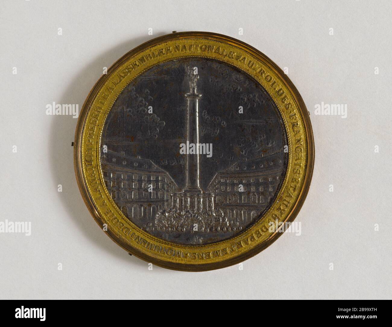 Denkmal, das der Nation gewidmet ist. Pierre-François Palloy (1755-1835). Médaille composée de deux plaques (colonne de la Bastille). Avers: Colonne de la Bastille, projet de Mai 1792à, variante avec grotte   large entrée. 'Monument dédié à la Nation.', 17992. Fer, bordure et cerclage de cuivre. Paris, musée Carnavalet. Stockfoto