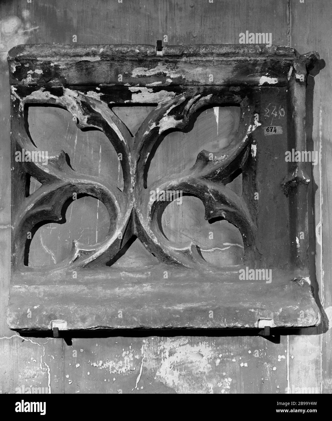 PANEL-GELÄNDER AUS DER KIRCHE SAINT-GERMAIN-THE AUXERROIS, FIN XVE CENTURY - ANFANG DES SECHZEHNTEN JAHRHUNDERTS (CAT 9). Anonyme. Panneau de Garde-corps flamboyant provenant de l'église Saint-Germain-l'Auxerrois, fin XVe siècle - début du XVIe siècle (Kat. 9). Pierre. Paris, musée Carnavalet. Stockfoto