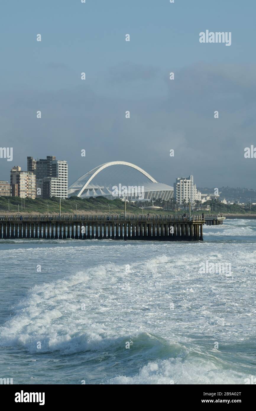 Durban, Kwa Zulu-Natal, Südafrika, Landschaft, Gebäude, Golden Mile Waterfront, Arch Moses Mabhida Soccer Stadium, Steg, Strand, afrikanische Landschaften Stockfoto