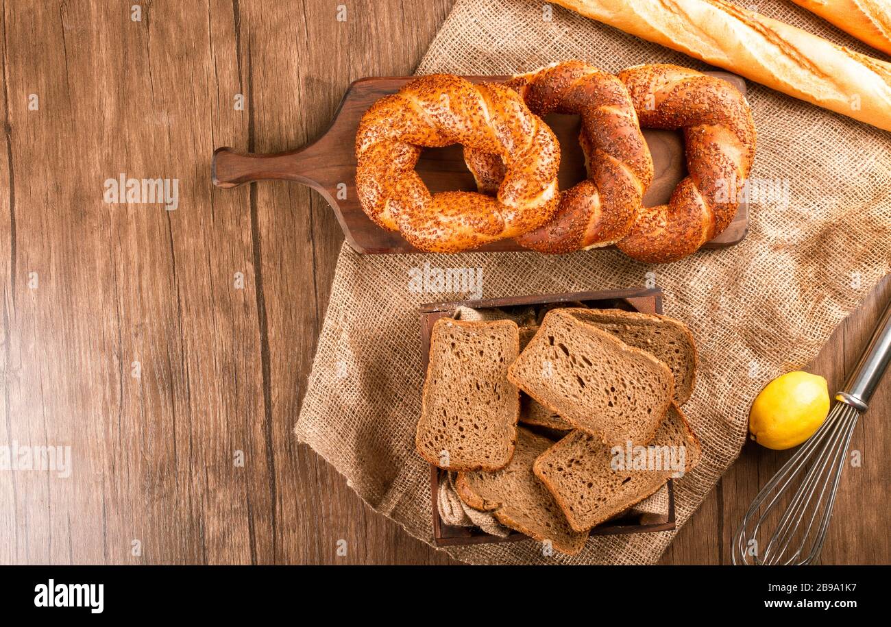 Französische Baguette mit türkischen Bagels und Brotscheiben im Karton Stockfoto