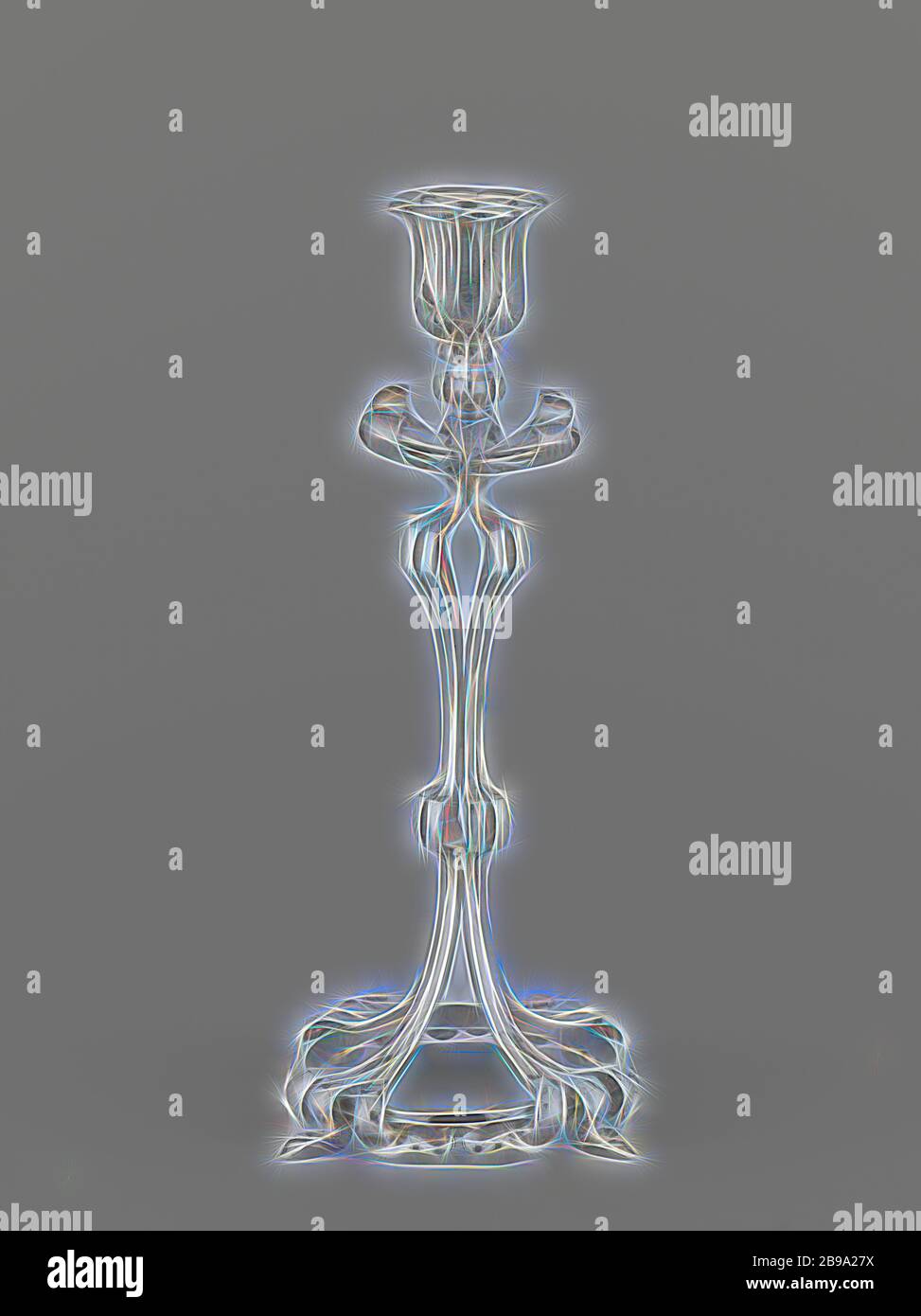 Leuchter, von Ranken gebaut, Fackeln, fast identisch. Stammzellen, die aus vier Serie von drei Ranken, die elegant um die offene Fuß Ring an der Unterseite und fungieren als Füße curl. Gerade über dem Fuß Ring, die Ranken merge in Gruppen von zwei in einem nodus, dass die Hälfte der Höhe des Stammes zu trennen. Dieses Schema wird in einer zweiten größeren nodus, die unterhalb der Kofferraum wird wiederholt. Aus diesem die Zweige öffnen wie Curling Blüten, aus denen die Kerzenhalter steigt wie ein Tulpenförmiges Kelch., Koninklijke Utrechtsche Fabriek van Zilverwerken van C.J. Begeer, Utr Stockfoto Leuchter, von Ranken gebaut, Fackeln, fast identisch. Stammzellen, die aus vier Serie von drei Ranken, die elegant um die offene Fuß Ring an der Unterseite und fungieren als Füße curl. Gerade über dem Fuß Ring, die Ranken merge in Gruppen von zwei in einem nodus, dass die Hälfte der Höhe des Stammes zu trennen. Dieses Schema wird in einer zweiten größeren nodus, die unterhalb der Kofferraum wird wiederholt. Aus diesem die Zweige öffnen wie Curling Blüten, aus denen die Kerzenhalter steigt wie ein Tulpenförmiges Kelch., Koninklijke Utrechtsche Fabriek van Zilverwerken van C.J. Begeer, Utr Stockfoto