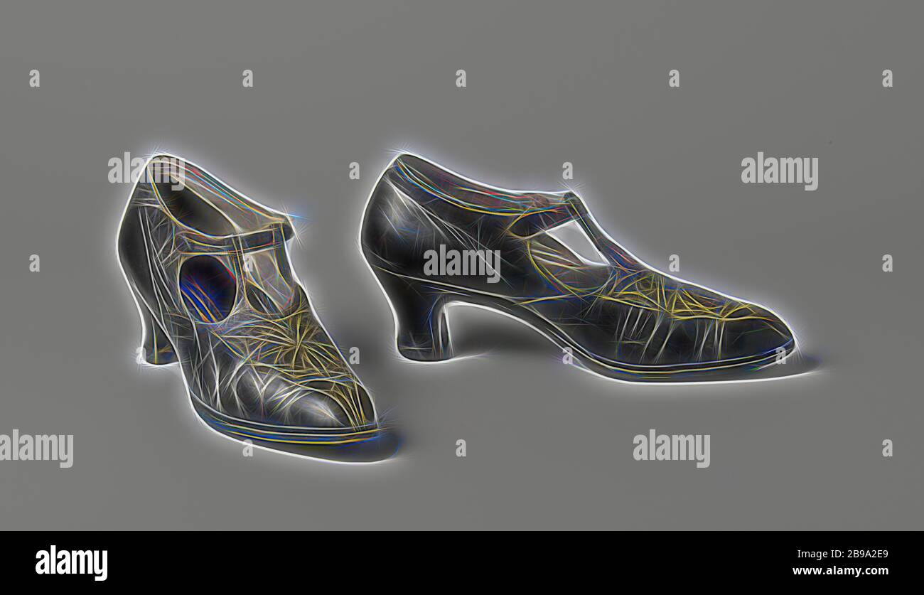 Schuh aus schwarzem Kalb (?) Leder mit Riemchen-Verschluss am Rist und Ziernähte aus weißer Baumwolle am Vorderfuß, linker Schuh aus schwarzem Kalb (?) Leder mit Riemchen-Verschluss am Rist und Ziernähte aus weißer Baumwolle am Vorderfuß, mit Pompadour-Ferse., Maison Vermin, Den Haag, c. 1920 - c. 1922, geheel, sierstiksel, H 27 cm × l 27 cm × H 12.5 cm h 6 cm, neu gestaltet von Gibon, Design von warmen fröhlich glühen von Helligkeit und Lichtstrahlen Ausstrahlung. Klassische Kunst neu erfunden mit einem modernen Twist. Fotografie inspiriert von Futurismus, umarmt dynamische Energie der modernen Technologie, mov Stockfoto