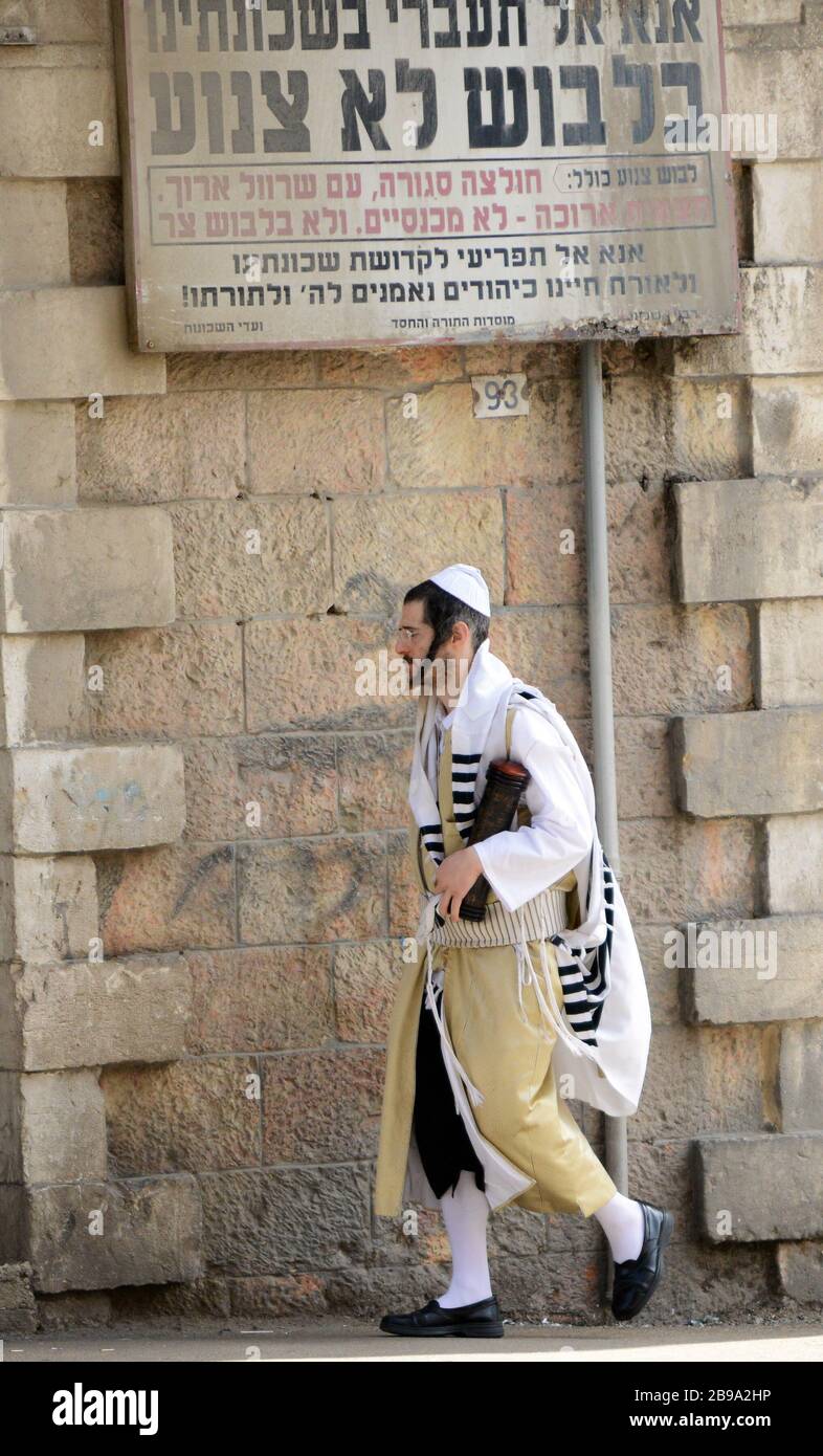 Ein hasidischer jüdischer Mann in Mea Shearim Viertel in Jerusalem. Stockfoto