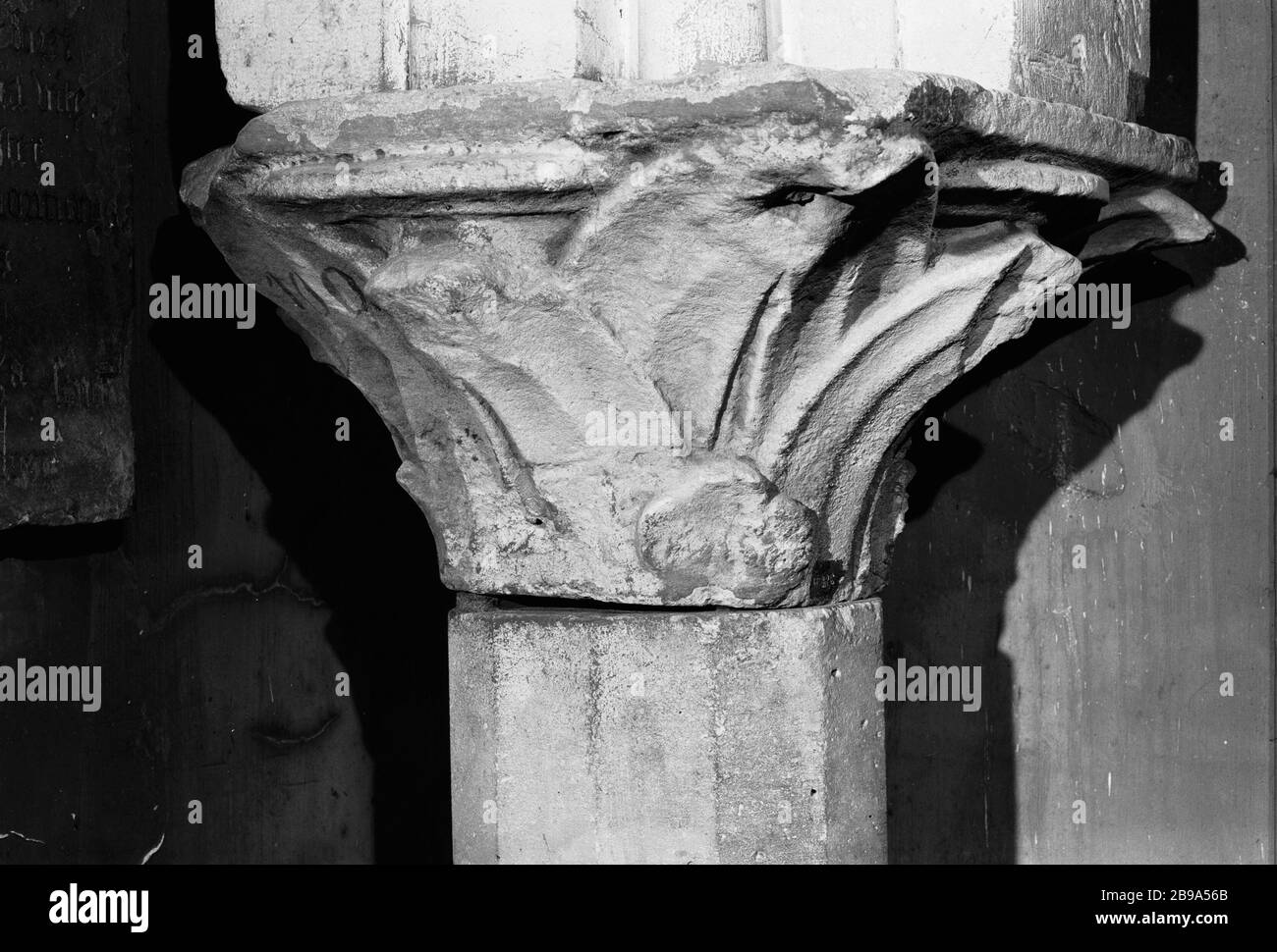 ZELT DEKORIERTE GROSSE BETTLAKEN, GRÄBT HOTEL-DIEU, ENDE DES JAHRHUNDERTS XI. (CAT. 43) Anonyme. Chapiteau décoré de larges feuilles nervées, fouilles de l'Hôtel-Dieu, fin du XIie siècle (Kat. 43). Pierre. Paris, musée Carnavalet. Stockfoto