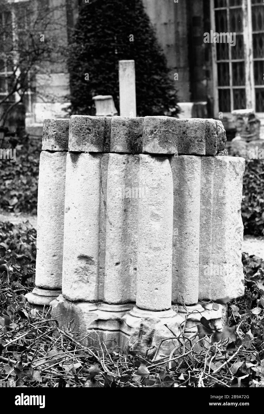 STÜCK PAPIERSÄULE UND SOCKEL AUS DER STIFT SAINT-GERMAIN-DES-PRES ZWEITE HÄLFTE DES DREIZEHNTEN JAHRHUNDERTS (KAT. 146) Anonyme. Fragment de pilier Fasciculé et base provenant de l'abbaye de Saint-Germain-des-Prés, deuxième moitié du XIIIe siècle (Kat. 146). Pierre. Paris, musée Carnavalet. Stockfoto