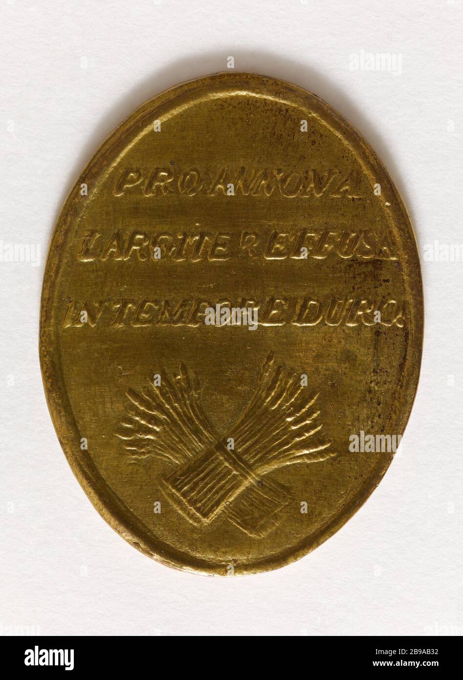 MEDAILLE DER STADT NICOLAS A MEAUX TRONCHON, INHABER MARTIN EINE LÜCKE IN ANERKENNUNG DER VON IHM ANGEBOTENEN GETREIDEERLEICHTERUNGEN ZEIT DER KNAPPHEIT, 6. NOVEMBER 1789 ANONYME. Médaille décernée par la ville de Meaux à Nicolas Tronchon, propriétaire à Fosse Martin, en reconnaissance des secours en grain offerts par lui en temps de disette, 6 novembre 1789. Cuivre doré. 1789. Paris, musée Carnavalet. Stockfoto