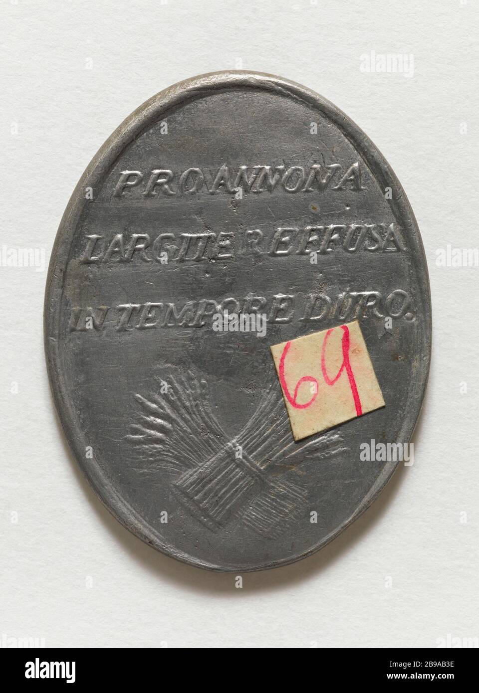 MEDAILLE DER STADT NICOLAS A MEAUX TRONCHON, INHABER MARTIN EINE LÜCKE IN ANERKENNUNG DER VON IHM ANGEBOTENEN GETREIDEERLEICHTERUNGEN ZEIT DER KNAPPHEIT, 6. NOVEMBER 1789 ANONYME. Médaille décernée par la ville de Meaux à Nicolas Tronchon, propriétaire à Fosse Martin, en reconnaissance des secours en grain offerts par lui en temps de disette, 6 novembre 1789. Etain. 1789. Paris, musée Carnavalet. Stockfoto