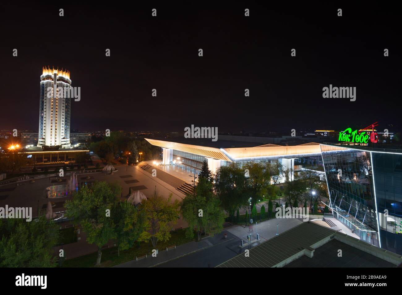 Abai-Platz, Almaty bei Nacht zeigt die moderne Kok Tobe Seilbahn Station, Palast der Republik Konzerthalle und Hotel Kasachstan. Stockfoto
