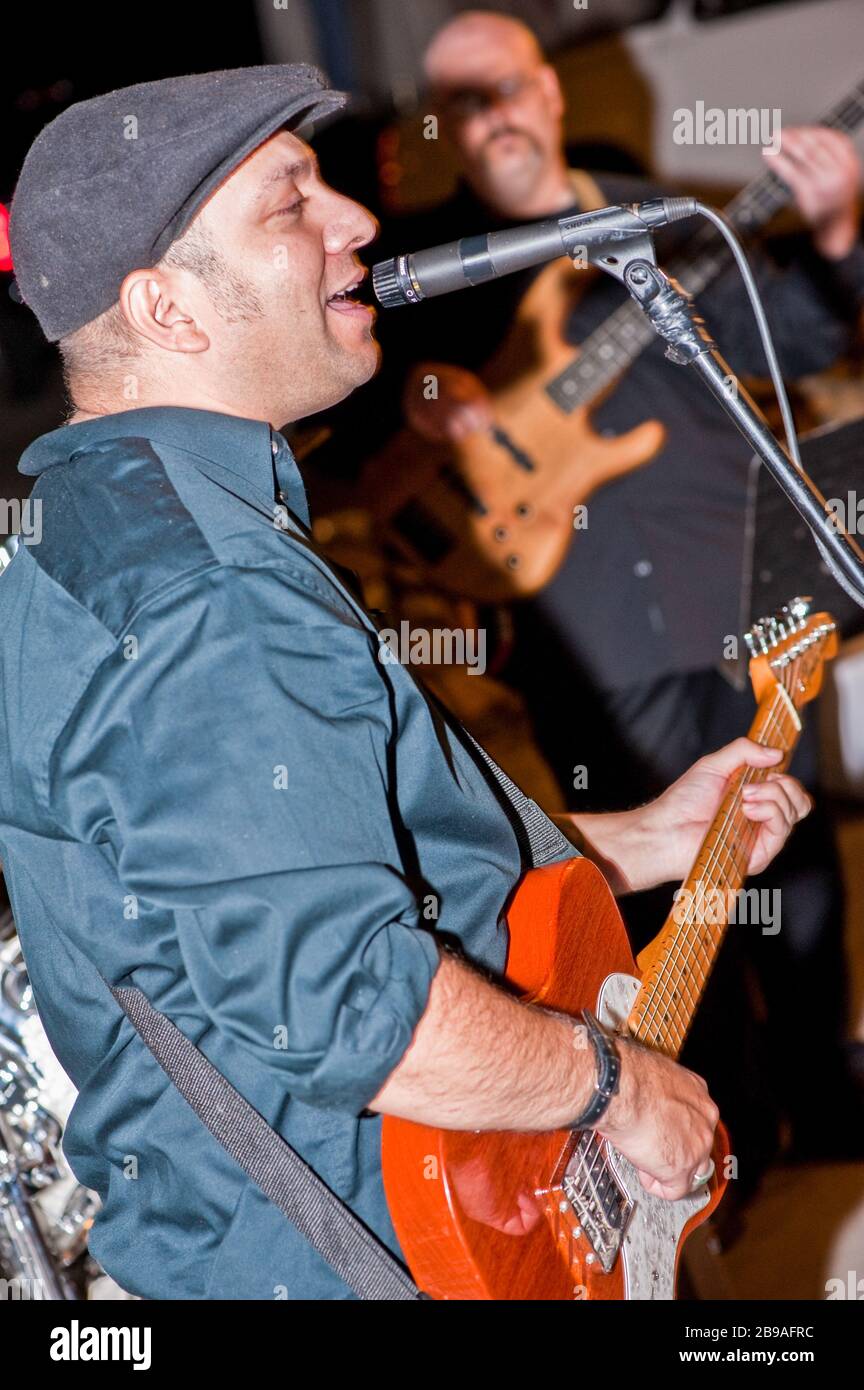 Entertainer singen bei einer Nachtparty Stockfoto