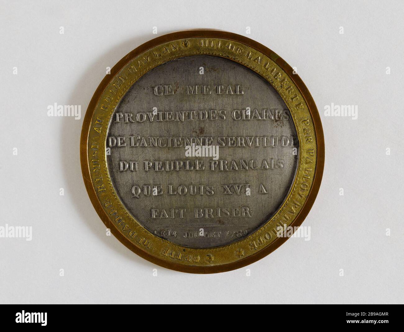 Dieses Metall stammt aus den Ketten alter Fesseln des französischen Volkes. Pierre-François Palloy (1755-1835). Médaille composée de deux plaques (colonne de la Bastille). Au revers: Aufschrift "CE métal provient des chaînes de l'ancienne servitude du peuple français", 17992. Fer, bordure et cerclage de cuivre. Paris, musée Carnavalet. Stockfoto