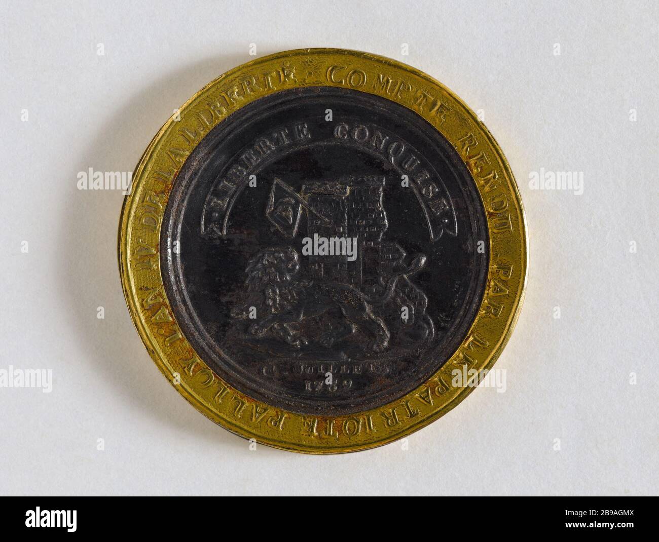 Freiheit gewonnen. Juli 1789 Pierre-François Palloy (1755-1835). Médaille composée de deux plaques : lion ayant brisé ses chaînes et décret du 11 mars 173. Avers: Lion ayant brisé ses chaînes, devant les ruines de la Bastille. "Liberté erobert. 14 Juillet 1789', 1792. Fer avec cyclage de cuivre. Paris, musée Carnavalet. Stockfoto