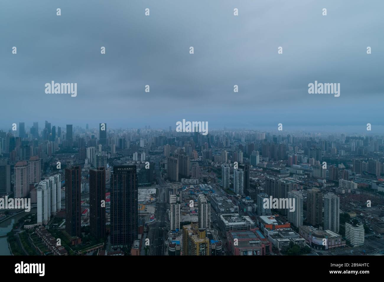 Shanghai, China - 21. August 2018: Luftbild von oberhalb des Huangpu-Viertels im Morgengrauen, an einem bewölkten Tag, Shanghai City, China Stockfoto