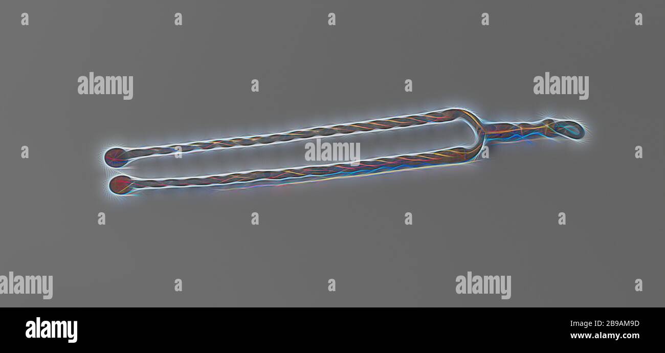 Kaminzange mit verdrehter Zange, das Objekt besteht aus folgenden Gussteilen: Ein tong-Teil mit Griff, ein genieteter drehbarer tong-Teile ein genieteter Öse. Die Zange ist verdreht und hat runde flache Enden. Der Griff ist balusterförmig., anonym, Niederlande, c. 1700 - c. 1725, Messing (Legierung), L 55 cm × B 6.5 cm × t 1.8 cm, neu gestaltet von Gibon, Design von warmen fröhlich glühen von Helligkeit und Lichtstrahlen Ausstrahlung. Klassische Kunst neu erfunden mit einem modernen Twist. Fotografie inspiriert von Futurismus, umarmt dynamische Energie der modernen Technologie, Bewegung, Geschwindigkeit und Kultur revolutionieren. Stockfoto
