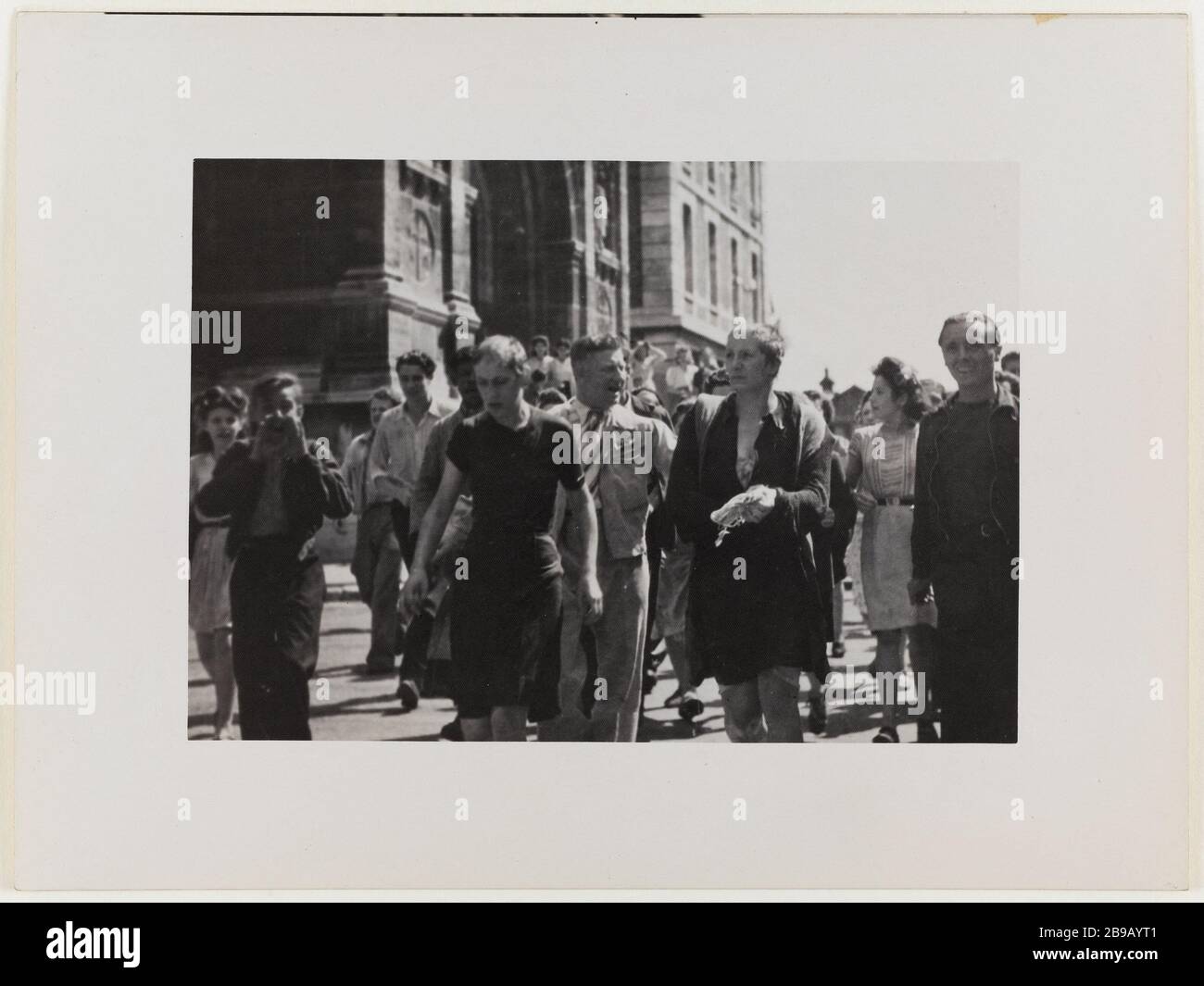 Die Befreiung von Paris. Geschorene Frauen, statt Bitche vor der Kirche Saint-Jacques St. Kitts. Paris (XIX arr.), August 1944. Frauen vermählten sich. Guerre 1939-1945. La Libération de Paris. Femmes tondues, Place Bitche, devant l'église Saint Jacques-Saint-Christophe. Paris (XIXème arr.), août 1944. Tirage gélatino bromure d'argent. Paris, musée Carnavalet. Stockfoto