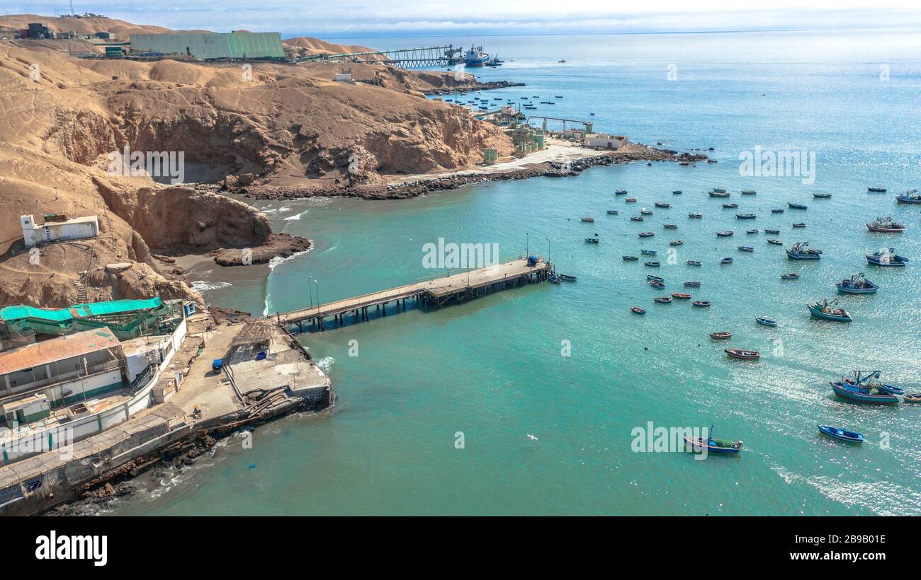 Puerto Culebras, Ancash, Peru - ca. 2020: Fischerboote in der Nähe des Piers am Meer von Huarmey ca. 2020 in Ancash, Peru Stockfoto