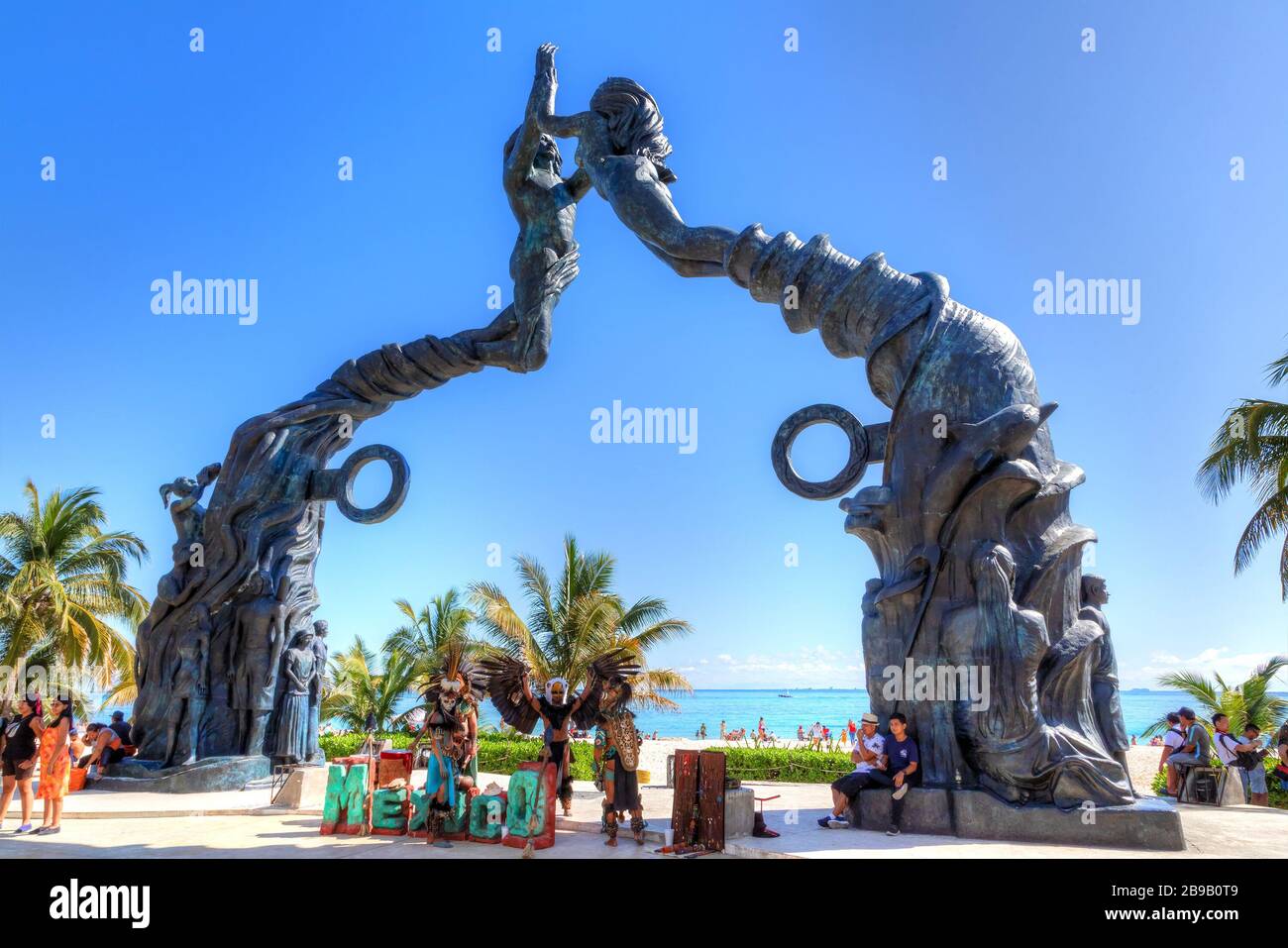 PLAYA DEL CARMEN, MEXIKO - DEC. 26, 2019: Besucher mischen sich am Strand des Fundadores Park an der Playa del Carmen an der karibischen Küste der Riviera Maya mit p Stockfoto