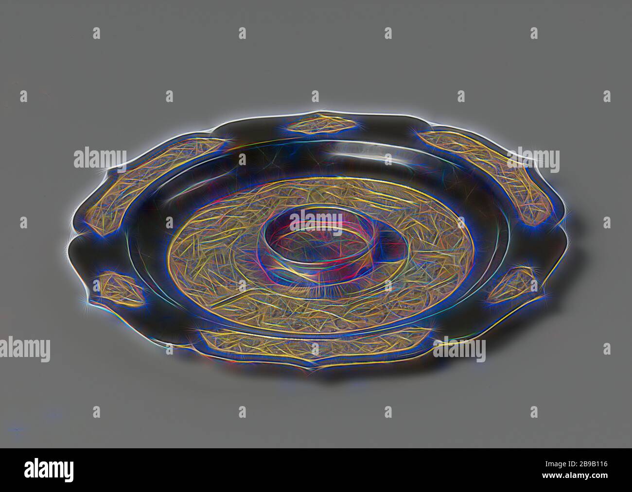 Untertasse, Schüssel, Feuer, vergoldet suassa, mit Wellenschliff brace-geformten Rand und in der Mitte eine aufrechte Ring, Innen passt, welches eine Tasse. Die Kante hat eine glatte Oberfläche ohne geschnitzten Verzierungen. Auf der Spitze eines scalloped Brace-förmigen Rahmen, 6 Kartuschen (Medaillons) mit geprägten Bilder von Filialen mit Blumen und Vögel. Drei länglich und drei kleine rautenförmige Jakobsmuscheln. Auf der Unterseite innerhalb der inneren Kante, um den inneren Ring ragte Bild aus vergoldetem Relief von Bäumen, Ästen mit Blumen, Vögeln, zwei Pagoden, zwei Flügeln oder Flaggen. In der Mitte eine aufrechte Ring (mit Schweißnaht) um whi Stockfoto