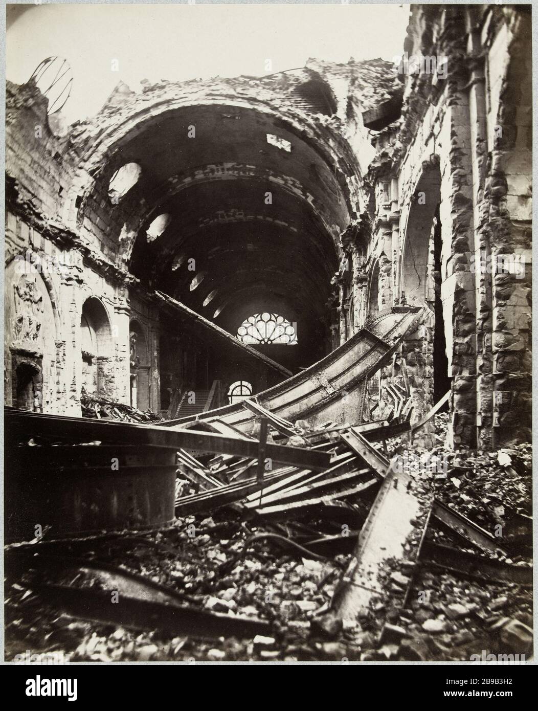 RUINEN DER GEMEINSCHAFTSGERICHTE, KEIN DURCH DEN RAUM VERLORENES PALAIS DE JUSTICE. Salle des Pas-Perdus. Paris (Ier arr.). Photographie de Pierre Emonds, 12 Juillet 1871. Paris, musée Carnavalet. Stockfoto