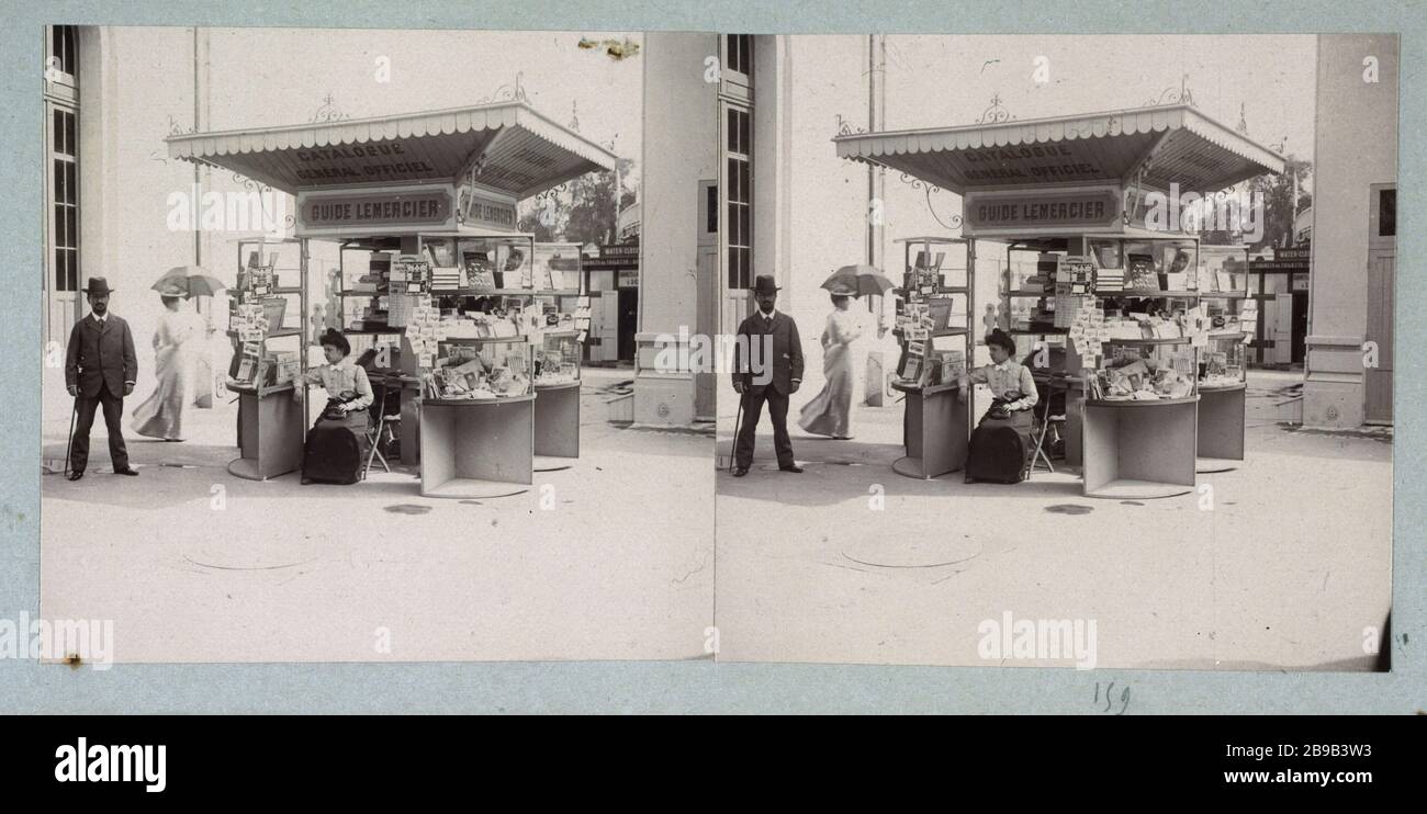 UNIVERSALAUSSTELLUNG 1900 Ausstellung Universum de 1900. Kiosque du guide Lemercier, catalogue général officiel de l'Exposition.Vue stéréoscopique. Paris, musée Carnavalet. Stockfoto