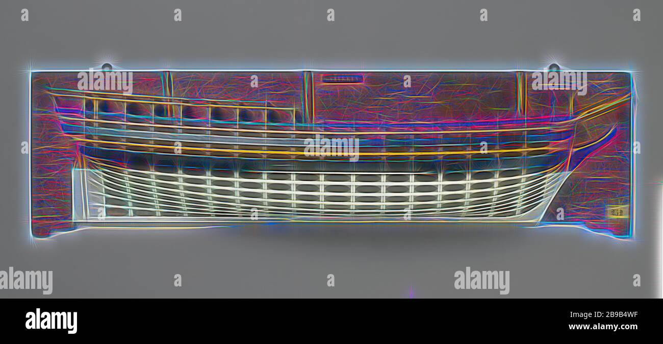 Halbmodell eines 80-Pistolen-Schiffes der Linie, Polychromed Schimmelmodell (Steuerbord) eines Dreimastes ohne Zierde, in schlechtem Zustand. Keine Waffenanschlüsse, kein Halbdeck. Gedrehter Spiegel, hohler wulf, kein Zaun oder Seitengalerie, gerades Seitenruder mit quadratischem Ruderkönig. Rückwärts steigender Scher mit zwei Barholz und einem Hirsch. Rundes Unterwasserschiff, anonym, Niederlande, c. 880 - ca. Aus Holz (Pflanzenmaterial), h 32 cm × w 128,5 cm × d 14,3 cm, von Gibon neu erdacht, Design von warmfröhlichem Leuchten von Helligkeit und Lichtstrahlen. Klassische Kunst mit moderner Note neu erfunden. Vom Futurismus inspirierte Fotografie Stockfoto