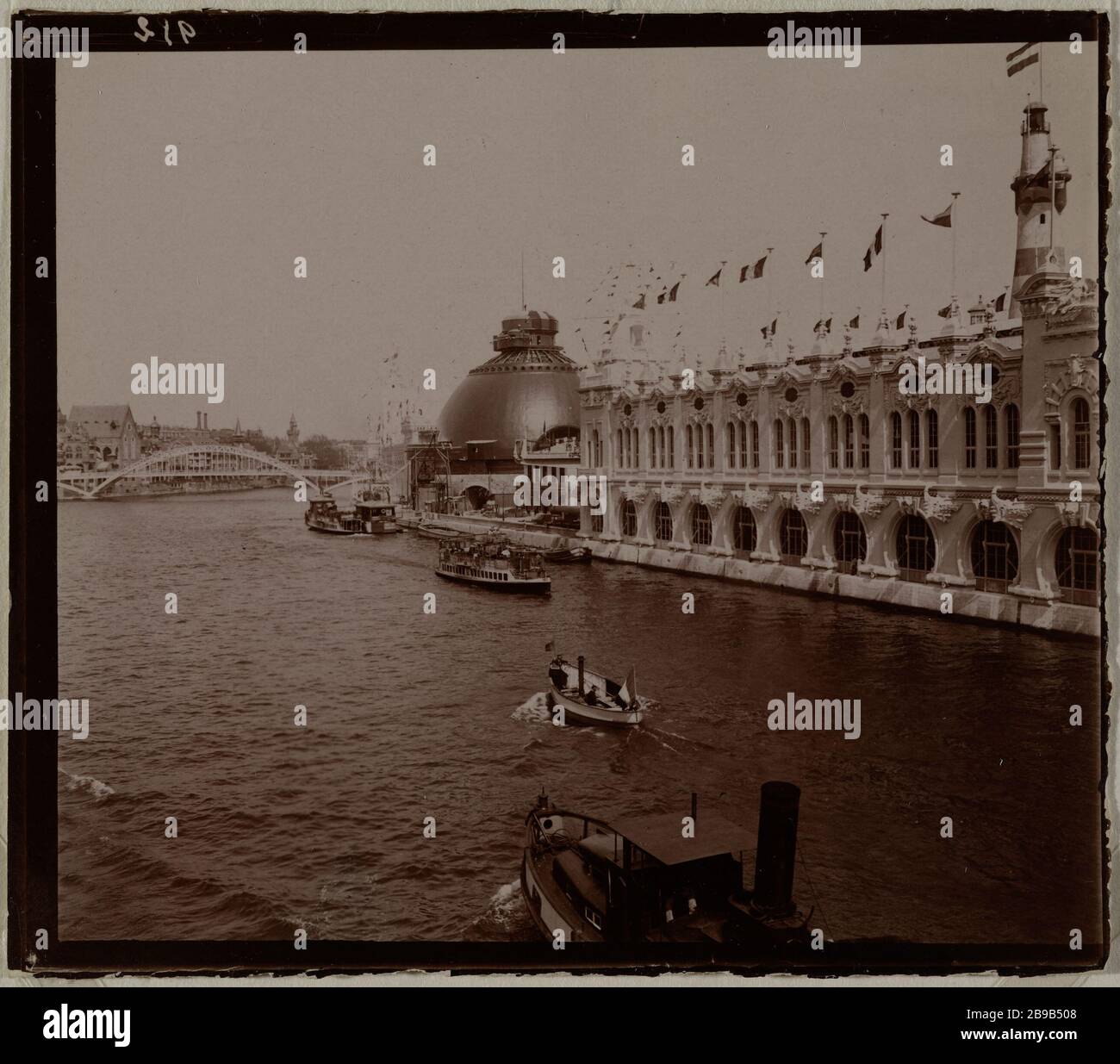 UNIVERSALAUSSTELLUNG VON 1900: SEINE UND DER PALAST DER HANDELSSCHIFFFAHRT, 7. BEZIRK, PARISER Ausstellung Universelle de 1900: La seine et le Palais de la Navigation de Commerce, Paris (VIIème arr.). Photographie anonyme. Paris, musée Carnavalet. Stockfoto